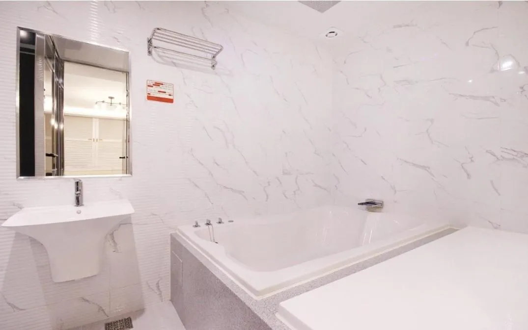 Shower in Idea Hotel