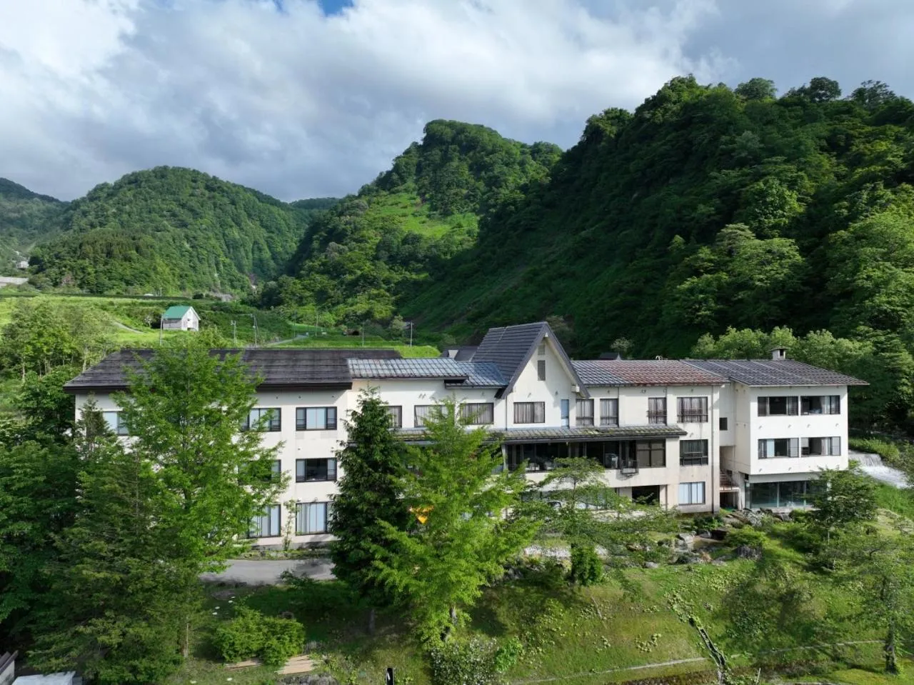 Property building in Sasakura onsen Ryuunso