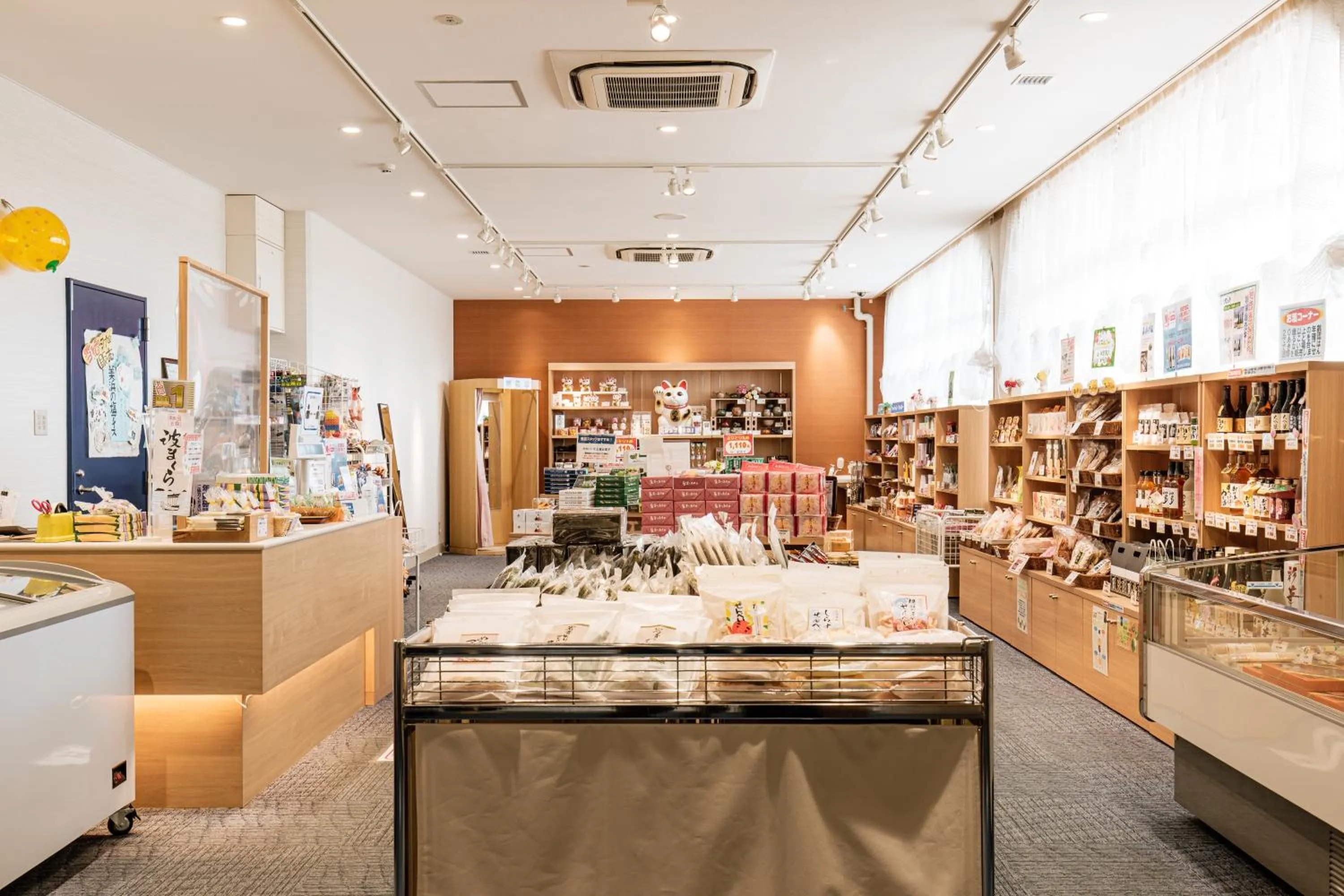 Shopping Area in KAMENOI HOTEL Chitamihama