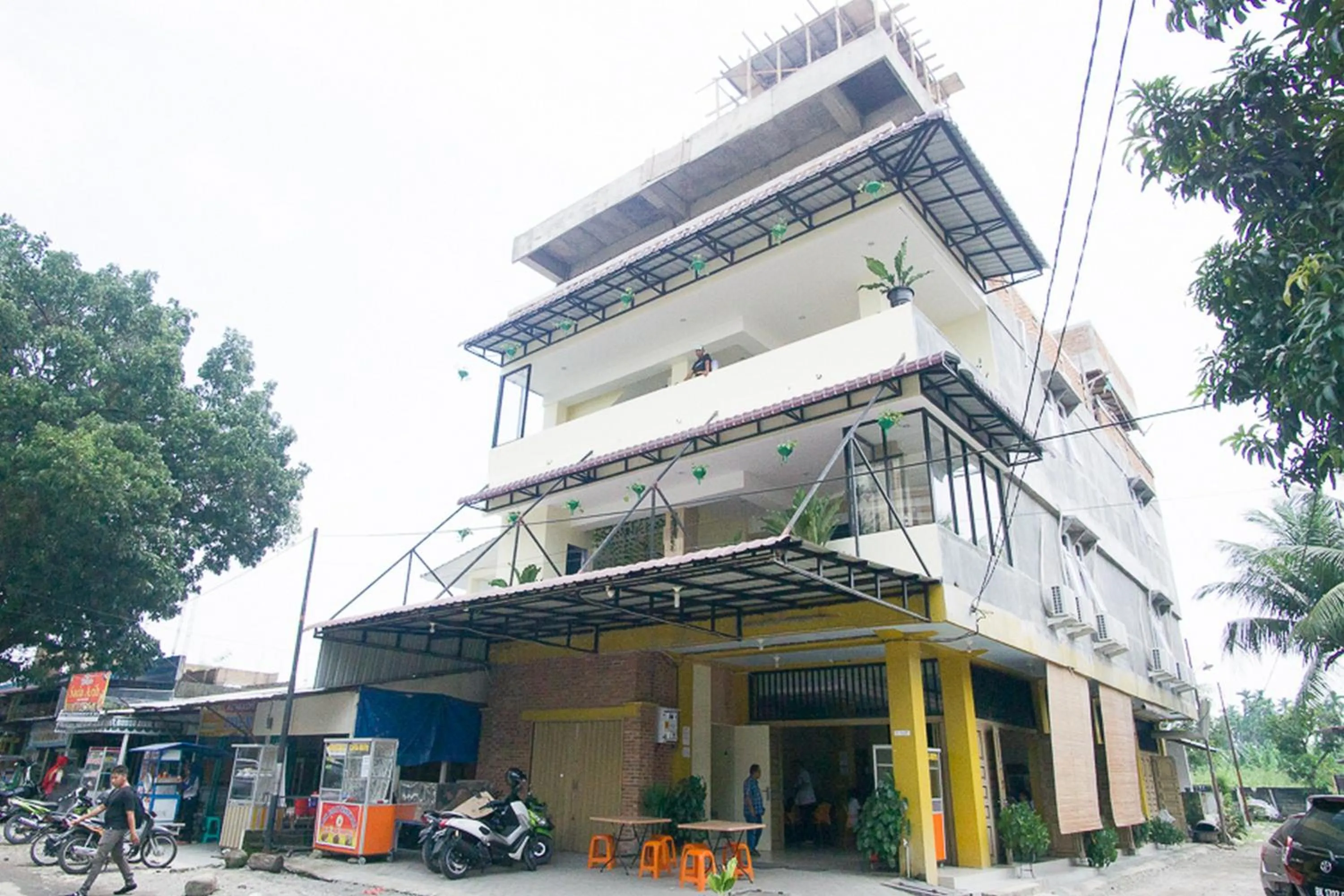 Property building in RedDoorz @ RS Adam Malik Medan