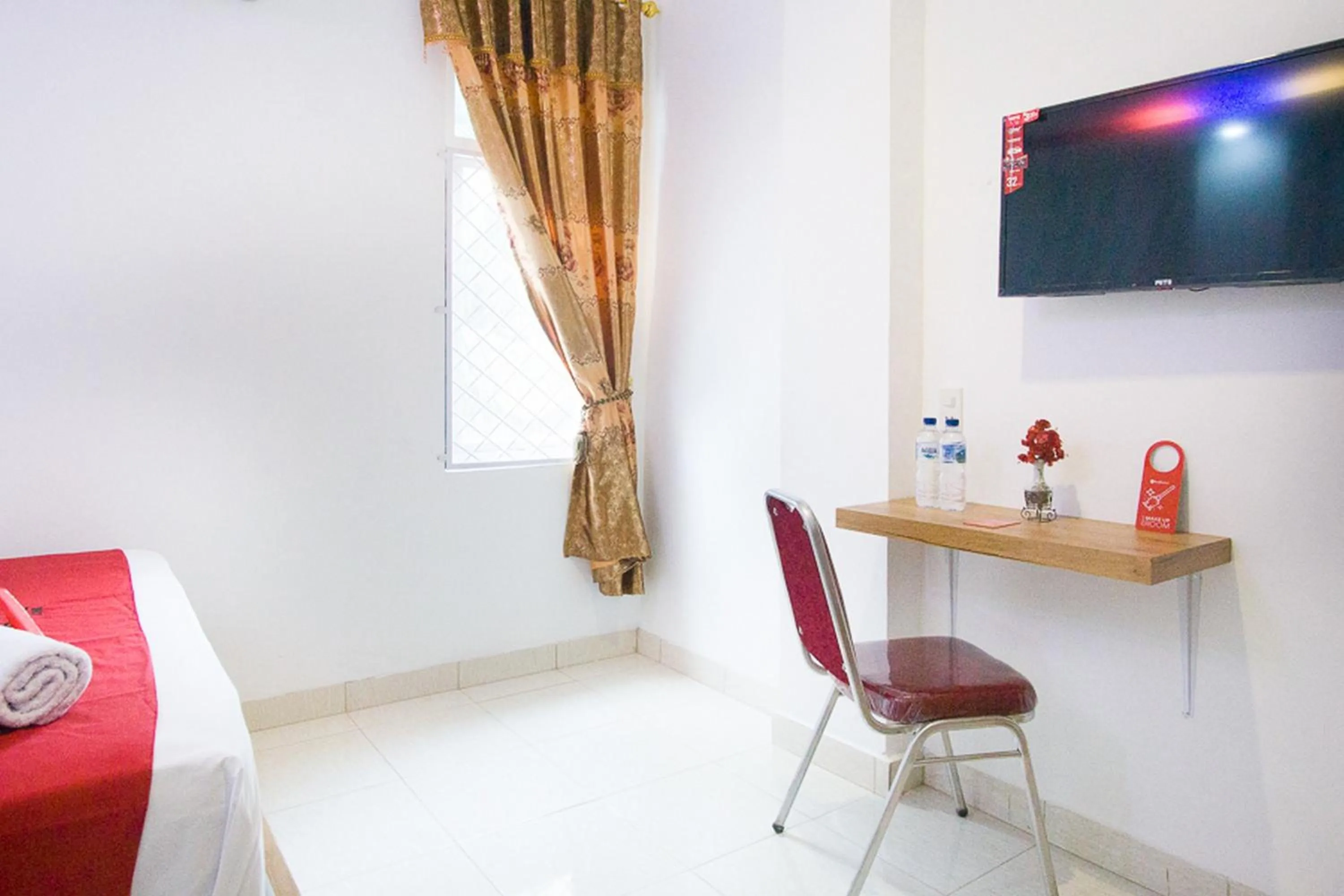 TV and multimedia, Bed in RedDoorz @ RS Adam Malik Medan