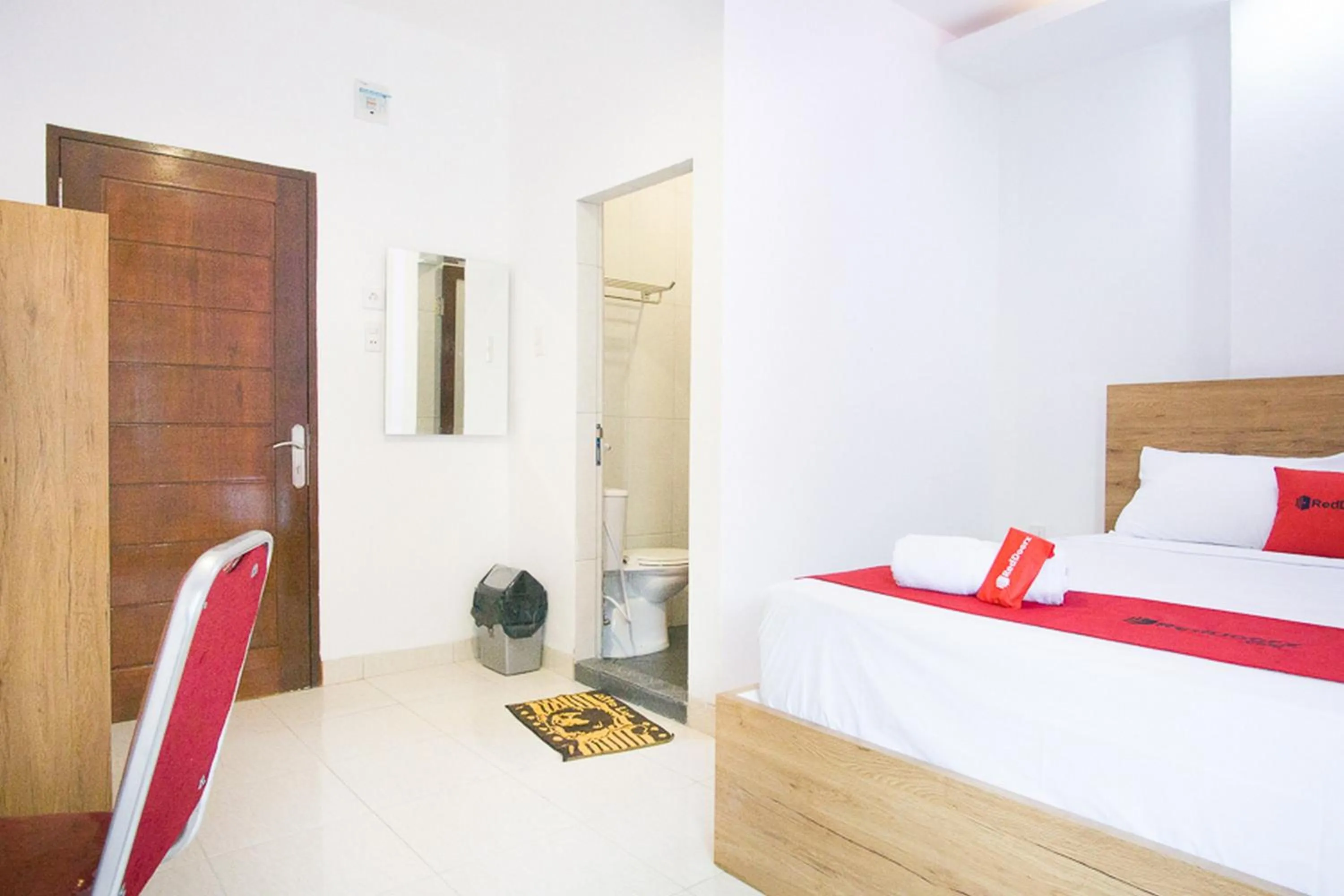 Bedroom, Bed in RedDoorz @ RS Adam Malik Medan
