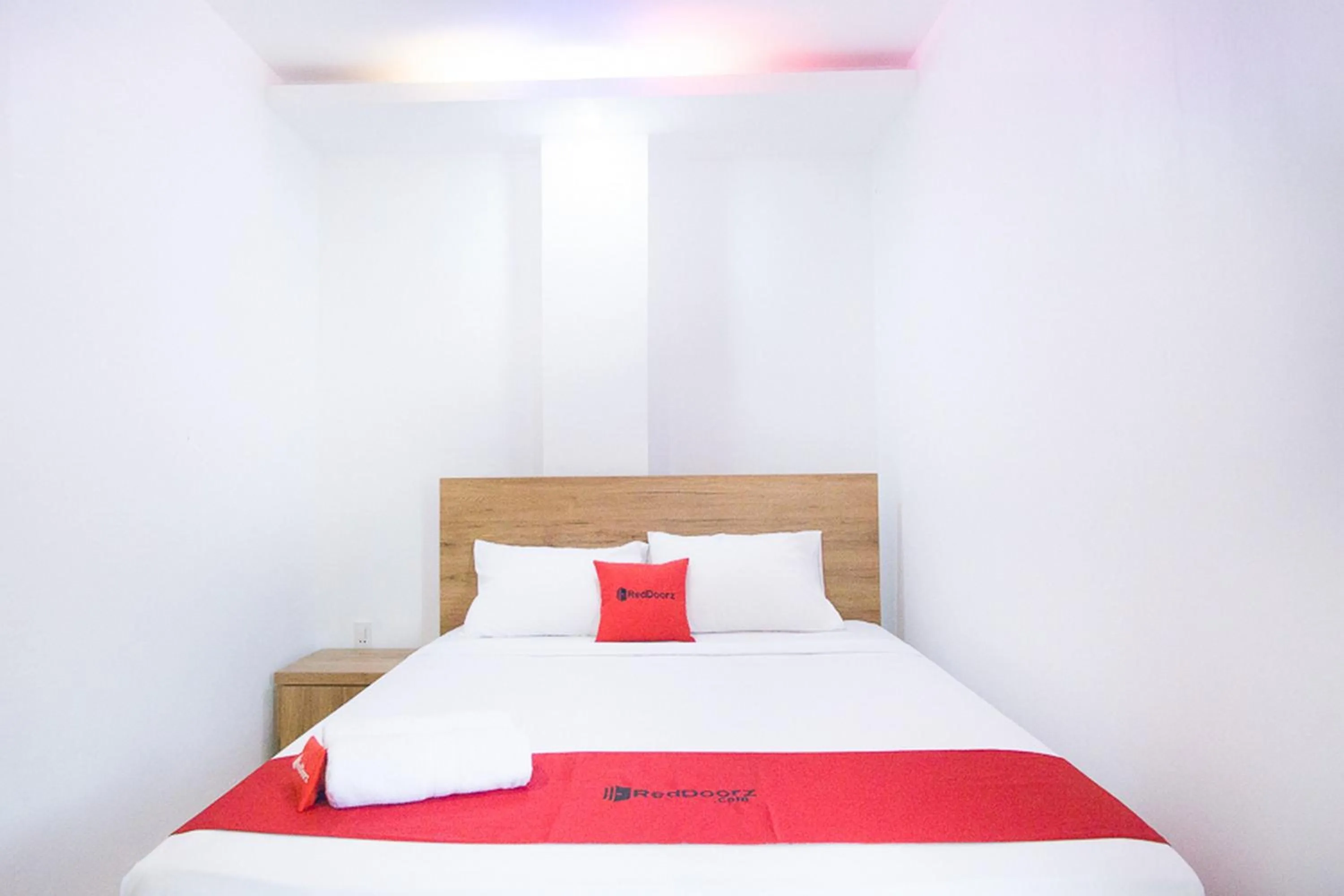 Bedroom, Bed in RedDoorz @ RS Adam Malik Medan