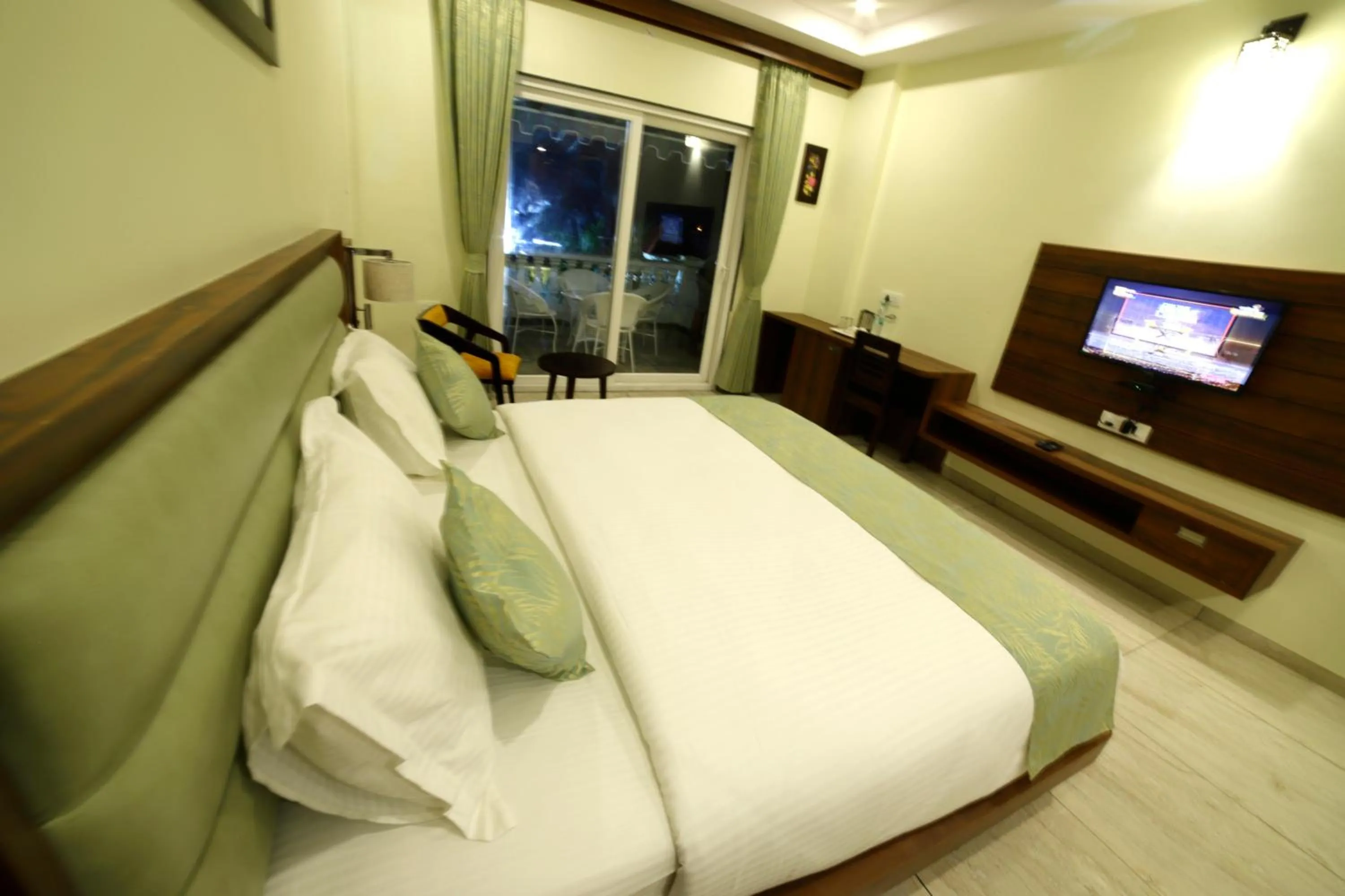 Communal lounge/ TV room, Bed in The Green Genius Resort