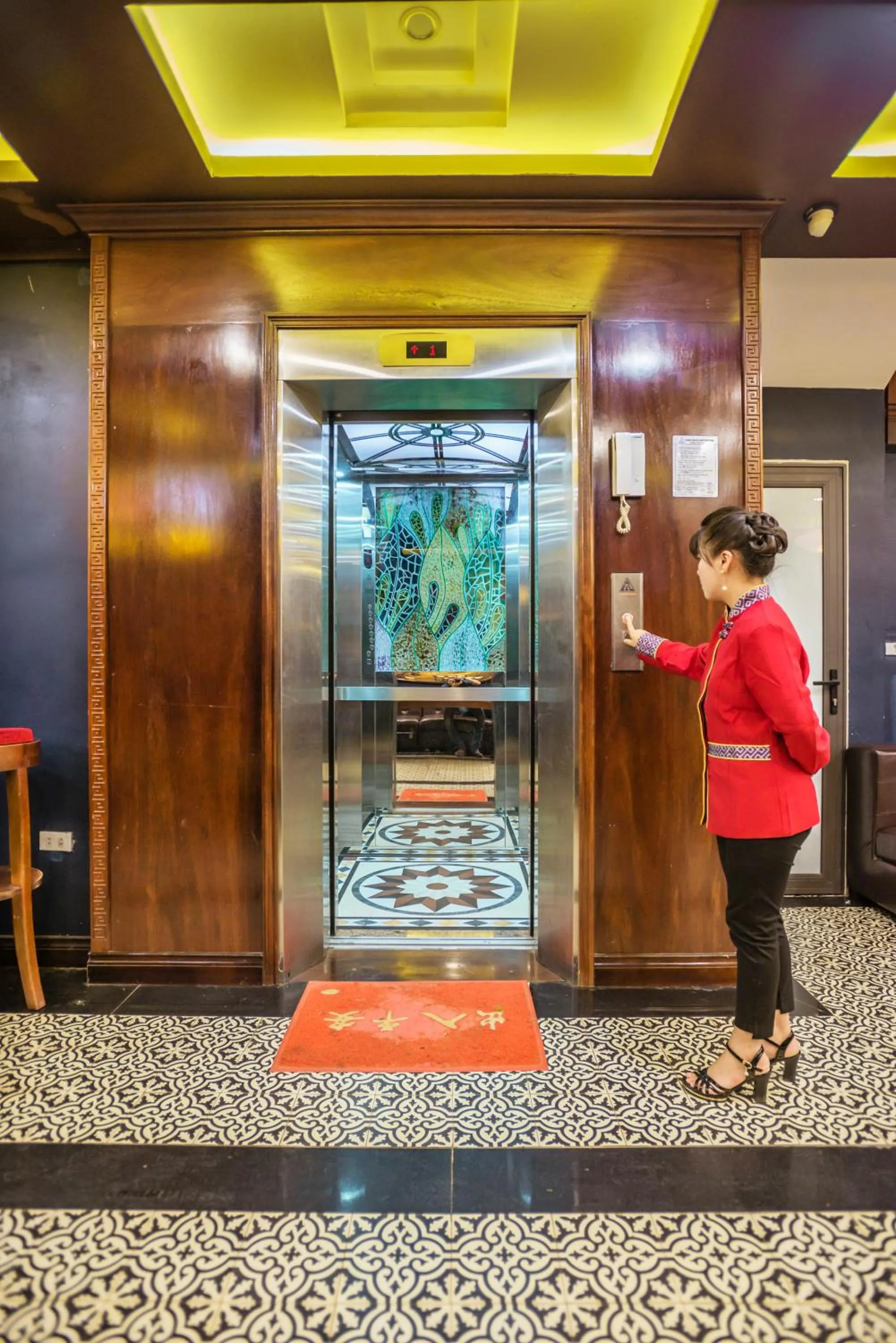 Staff in SAPA FULL HOUSE HOTEL