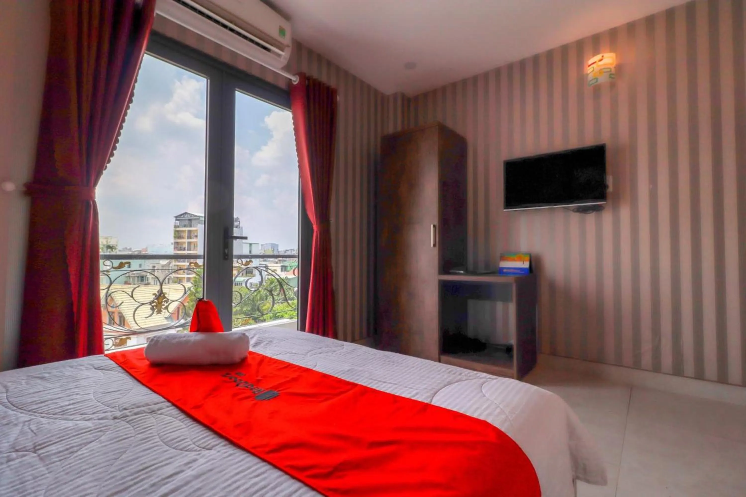 Photo of the whole room, Bed in The Sun Hotel