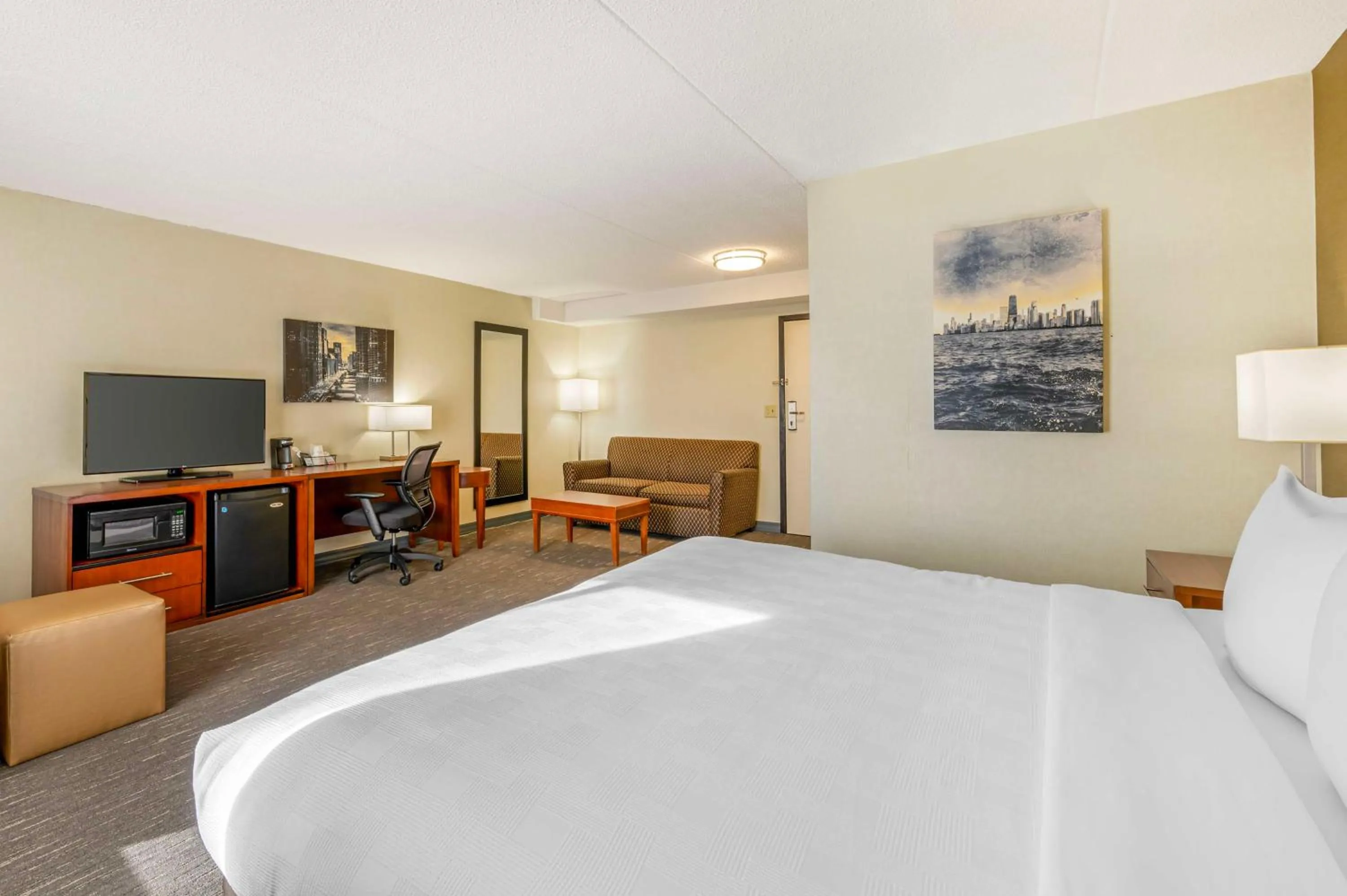 Bedroom, Bed in Best Western Chicago - Downers Grove