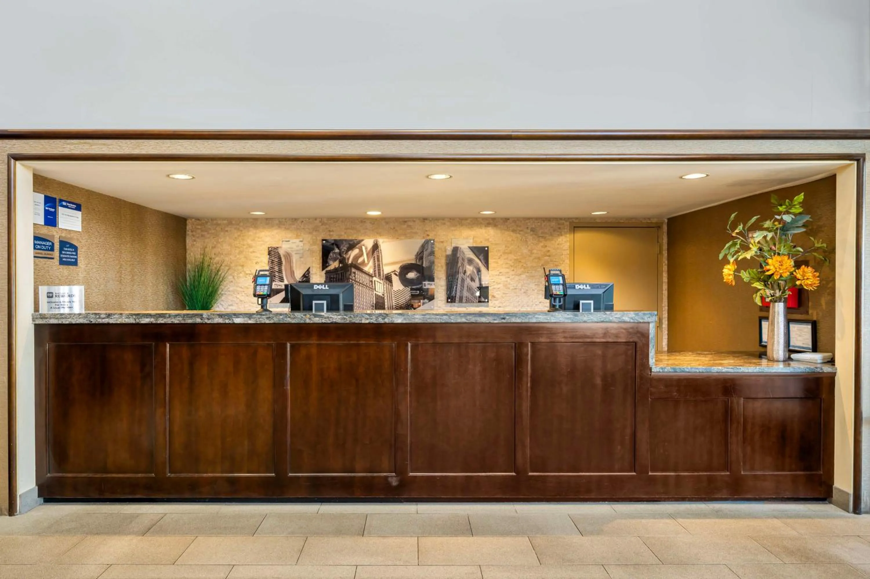 Lobby or reception in Best Western Chicago - Downers Grove