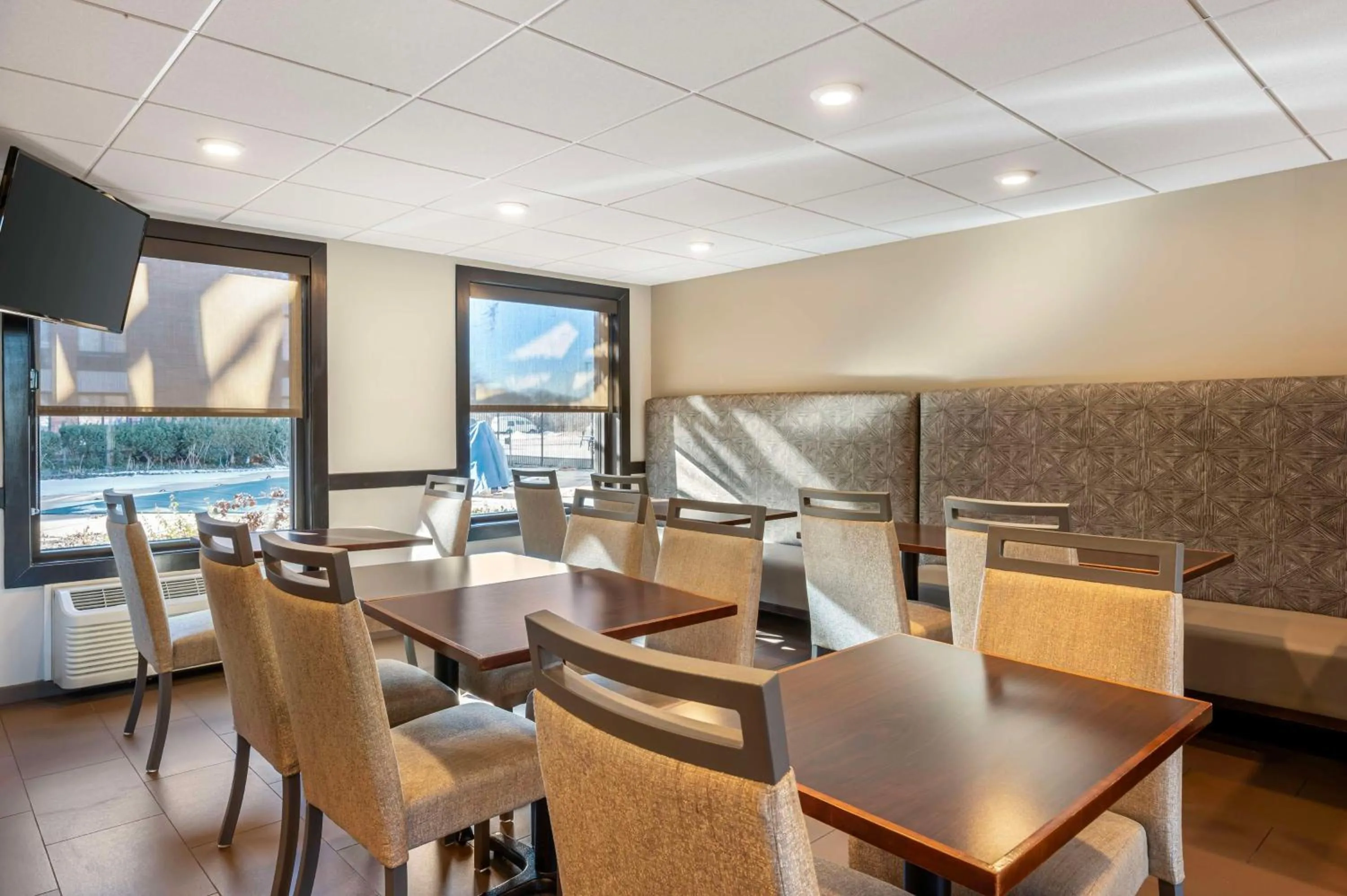 Breakfast in Best Western Chicago - Downers Grove