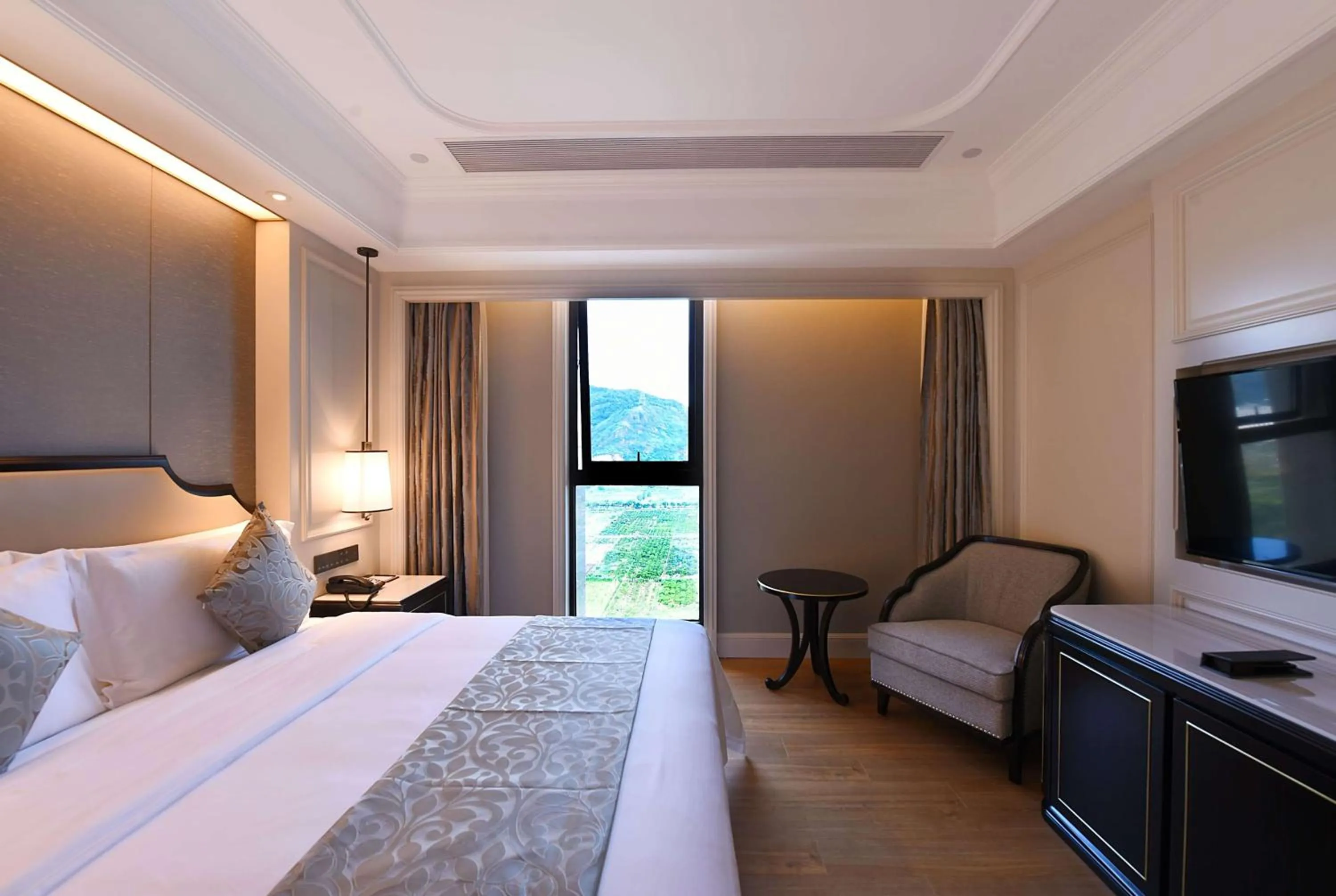 Photo of the whole room, Bed in Ramada Plaza by Wyndham Wenzhou