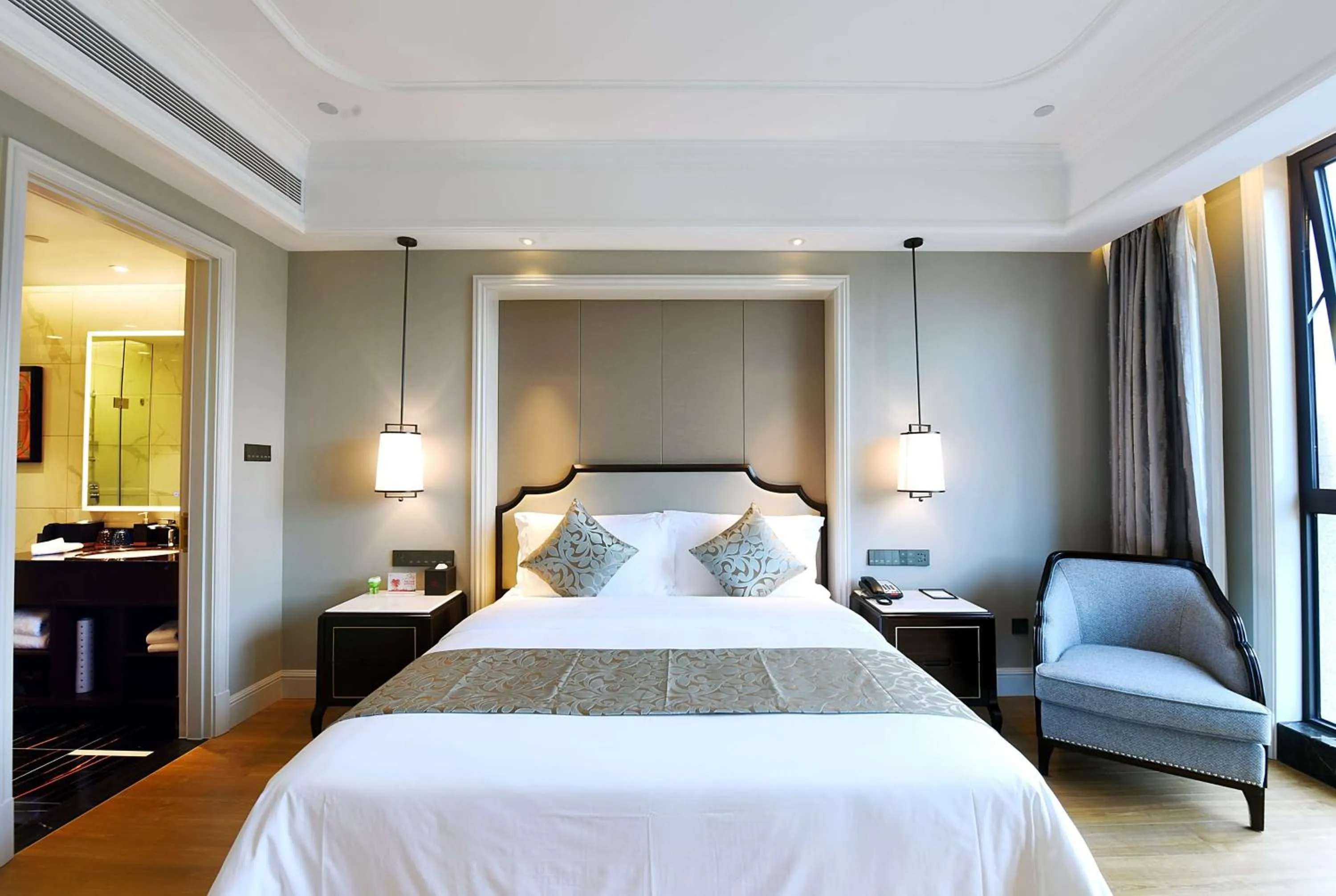 Photo of the whole room, Bed in Ramada Plaza by Wyndham Wenzhou
