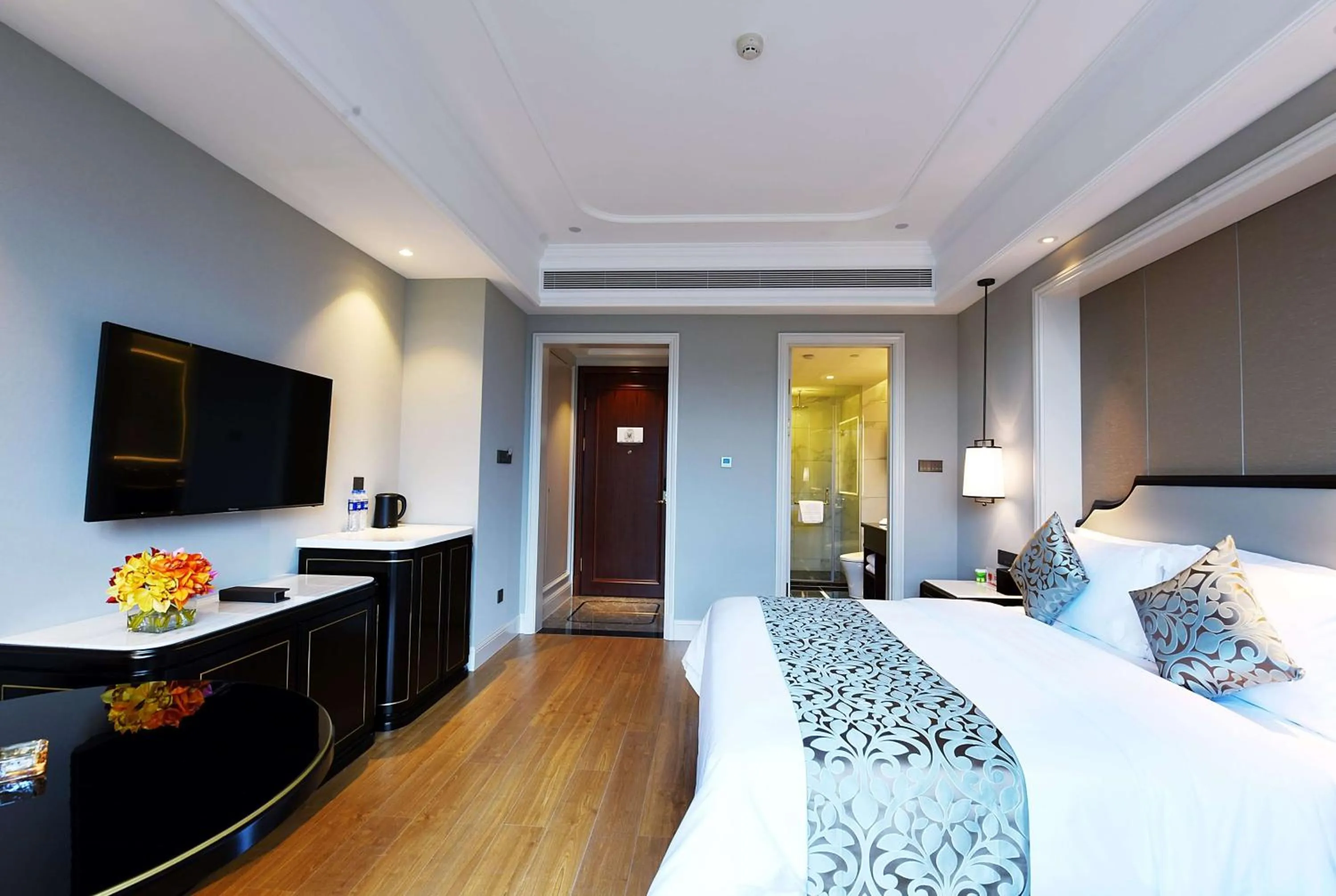 Photo of the whole room, Bed in Ramada Plaza by Wyndham Wenzhou