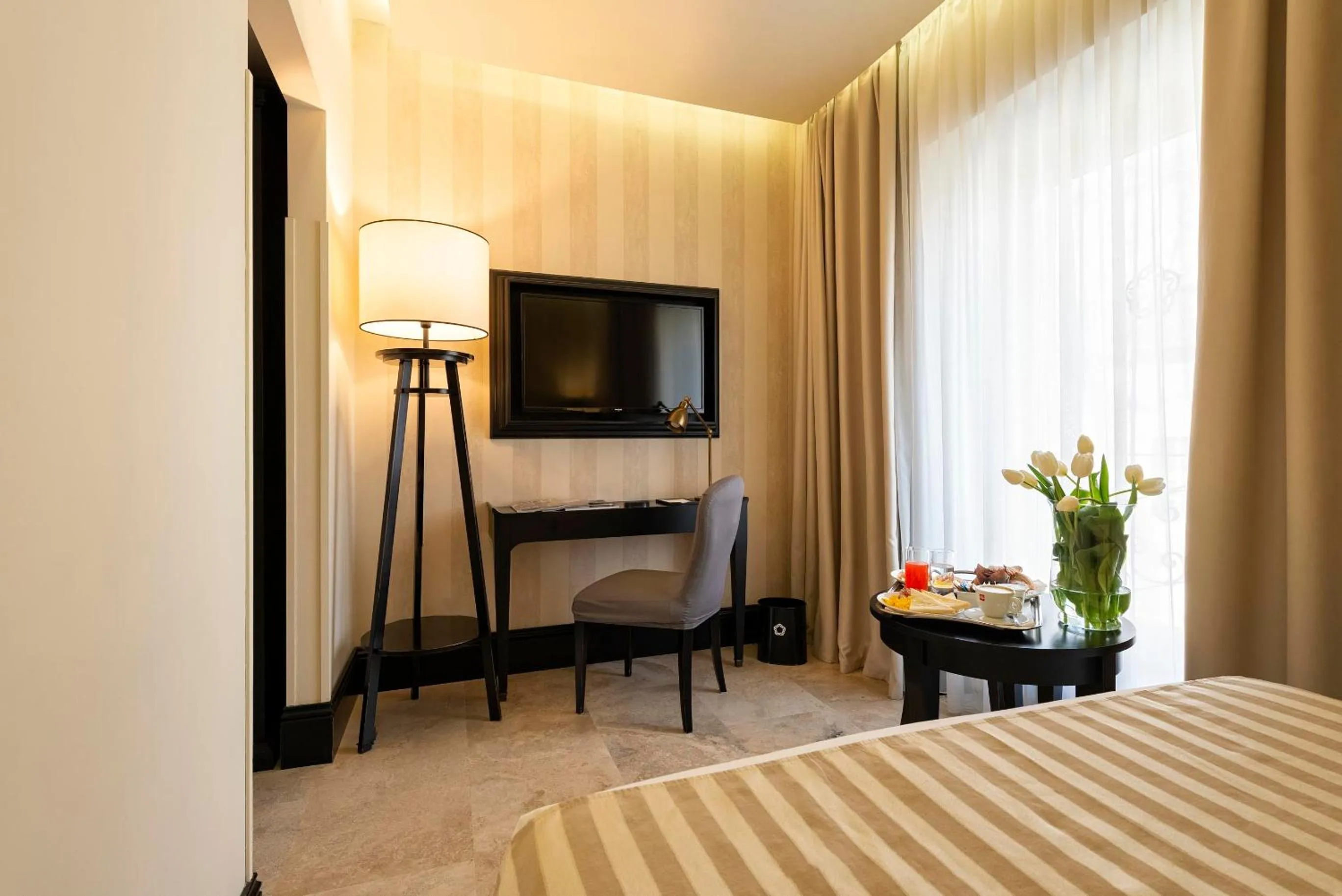 Seating area, Bed in Profumo Maison Colosseo