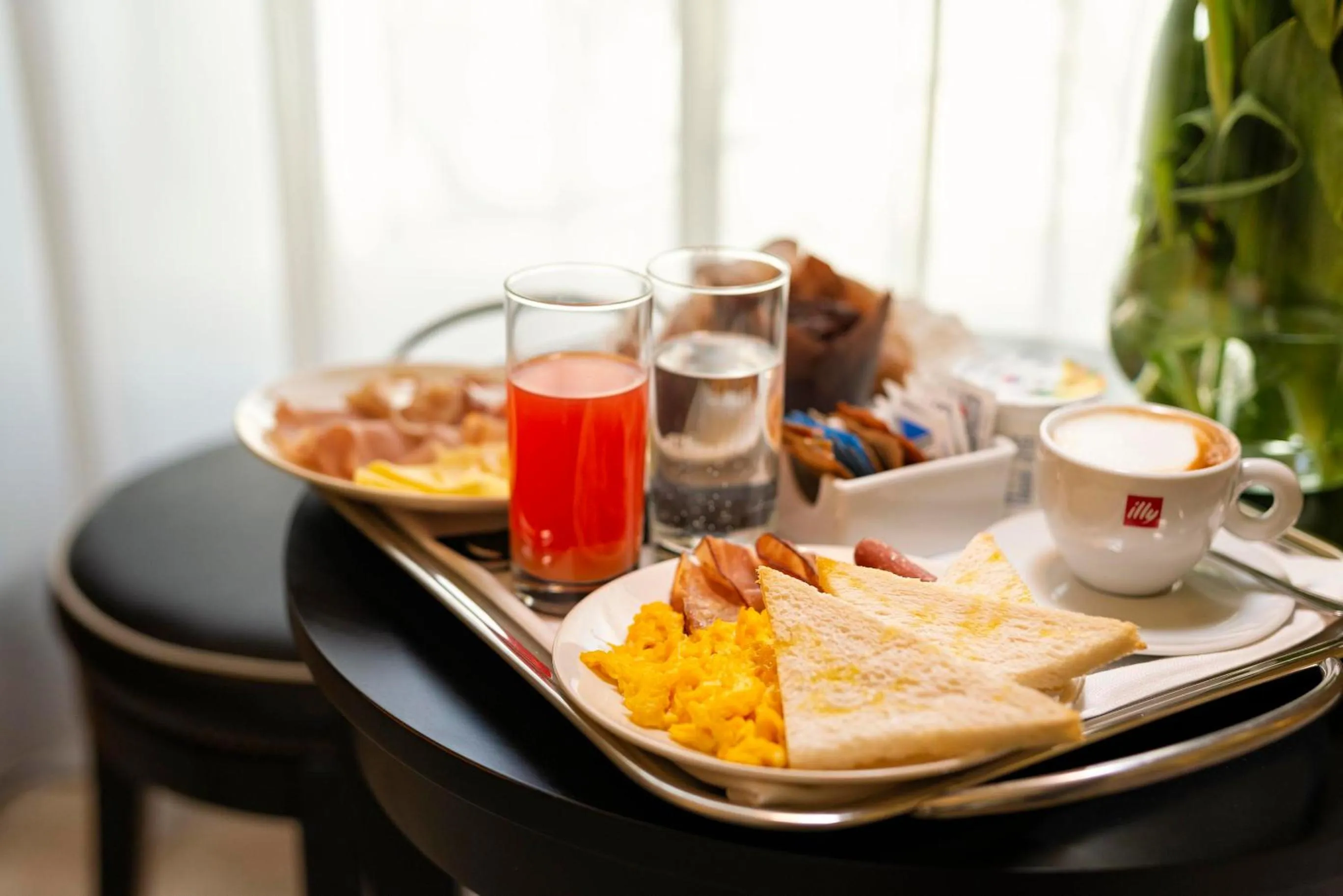 Food and drinks in Profumo Maison Colosseo