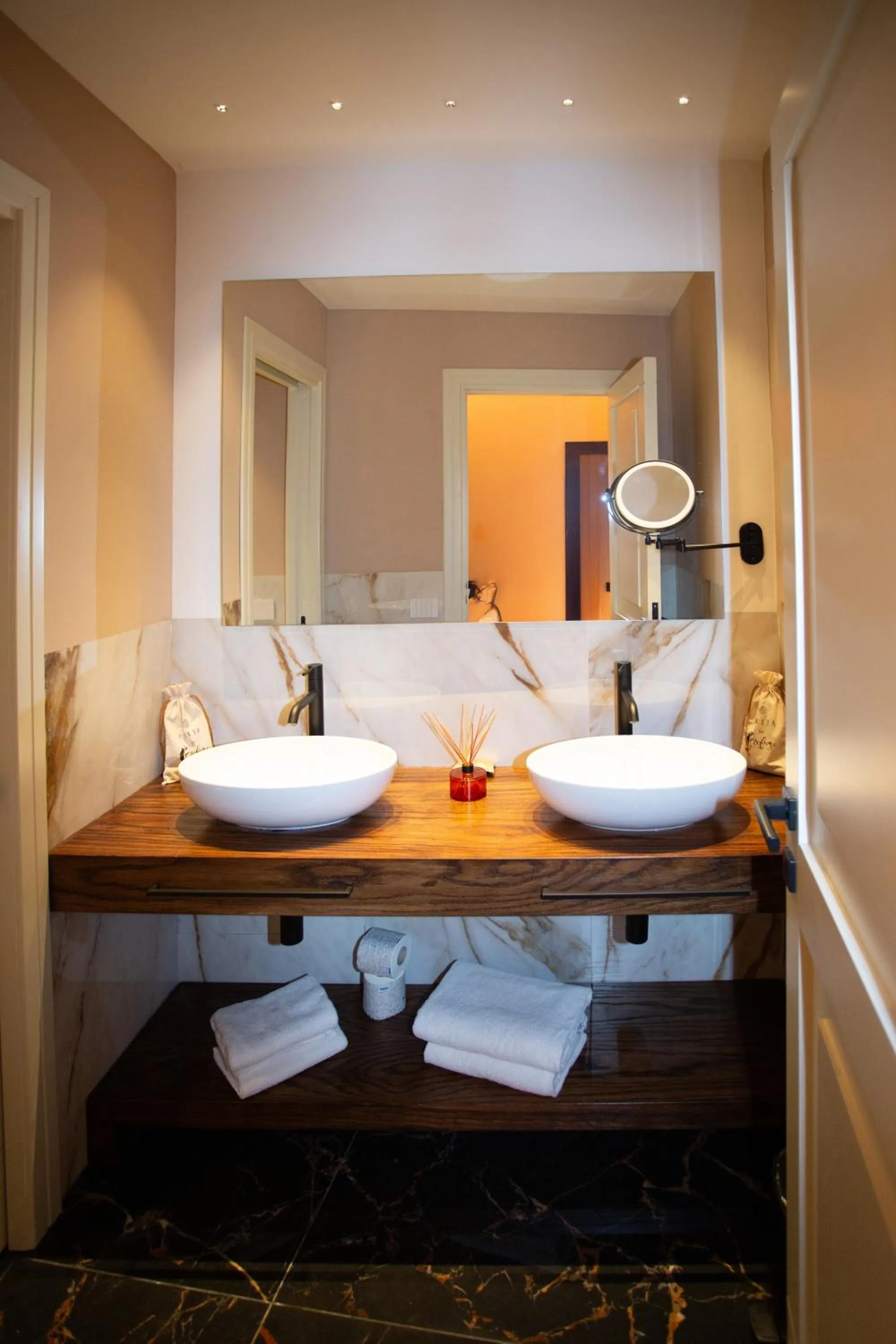 Bathroom, Bed in Profumo Maison Colosseo
