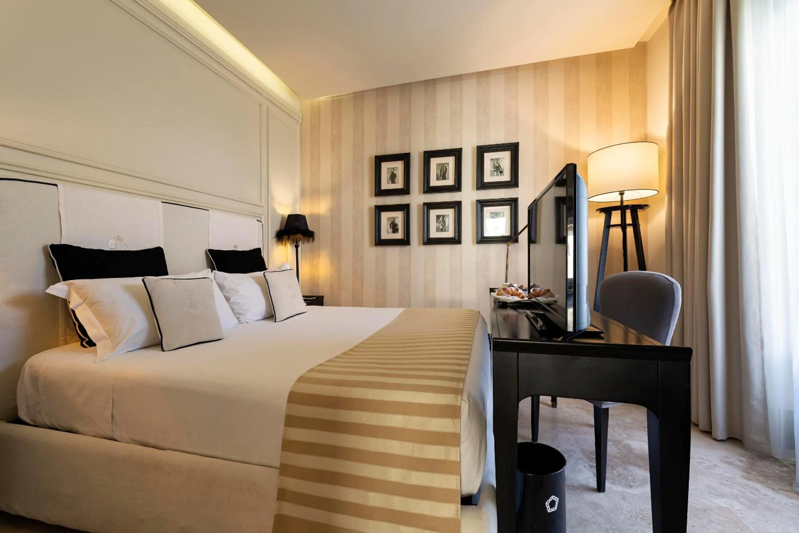 Photo of the whole room, Bed in Profumo Maison Colosseo