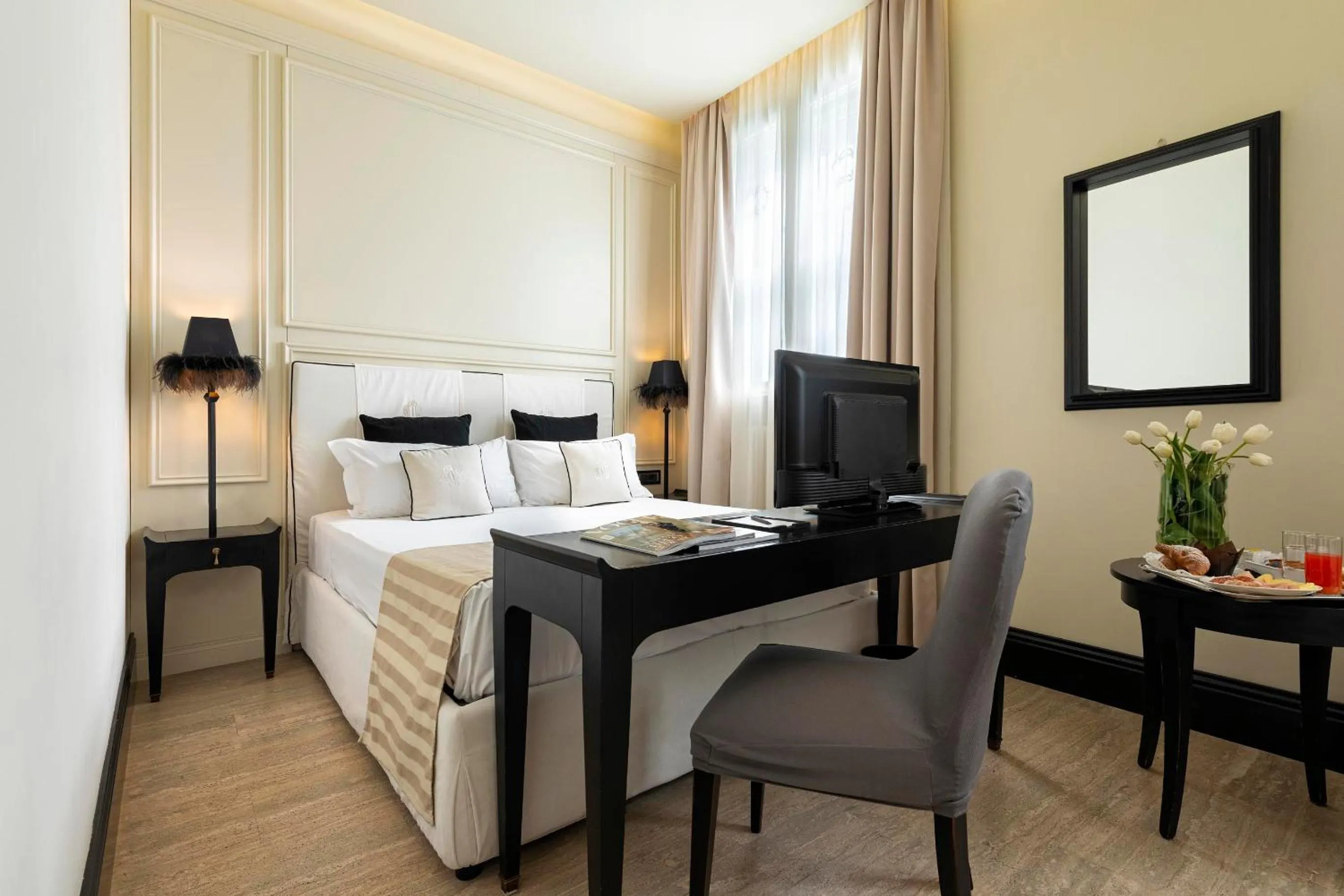 Photo of the whole room, Bed in Profumo Maison Colosseo