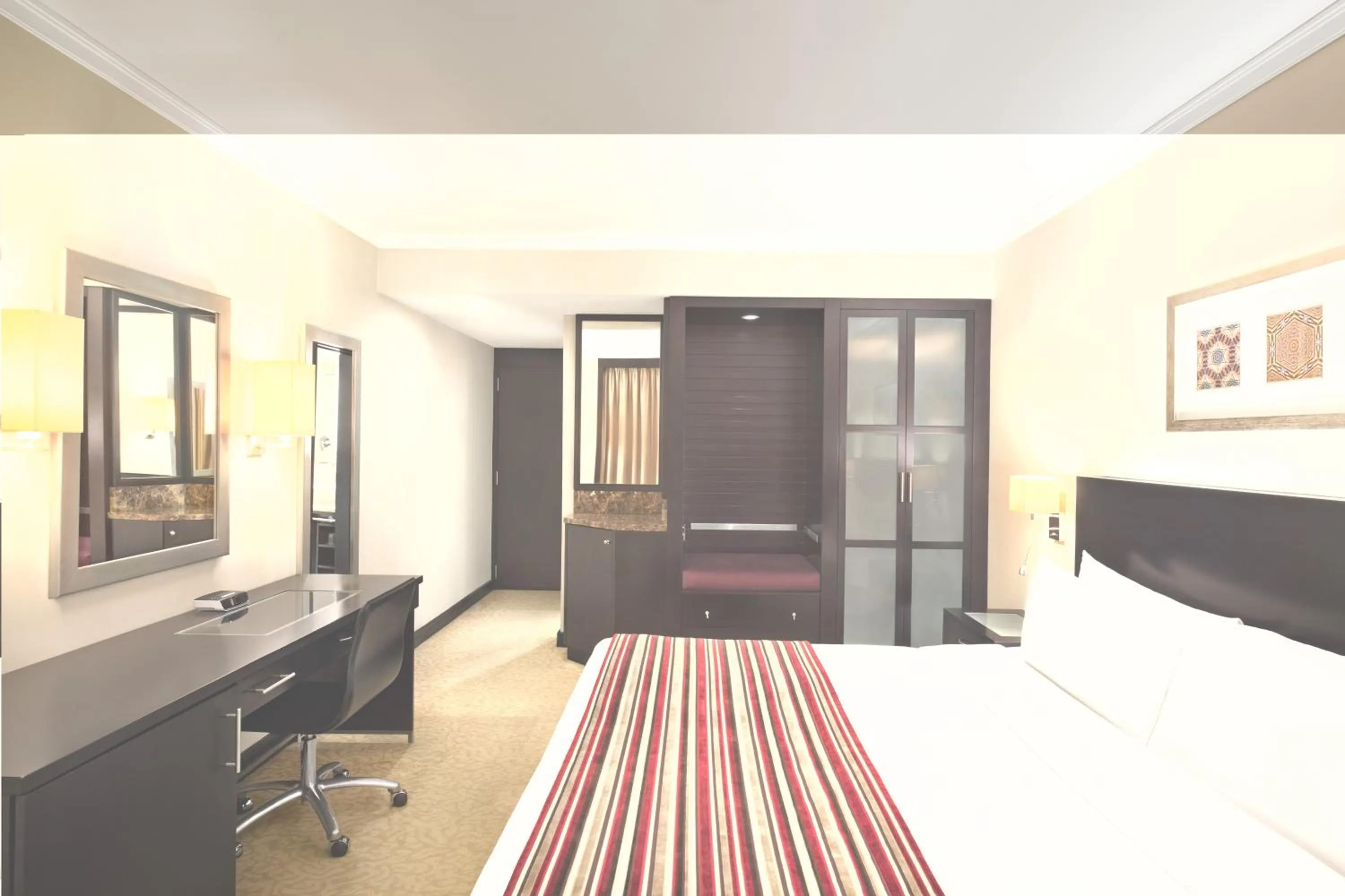 Living room, Bed in Ramada Plaza by Wyndham Dubai Deira
