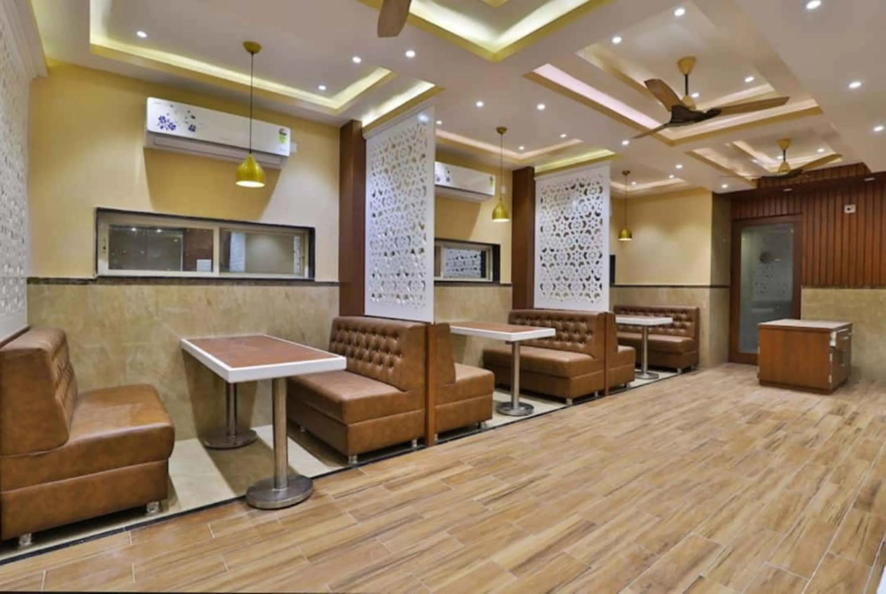 Restaurant/places to eat in HOTEL CENTRE POINT