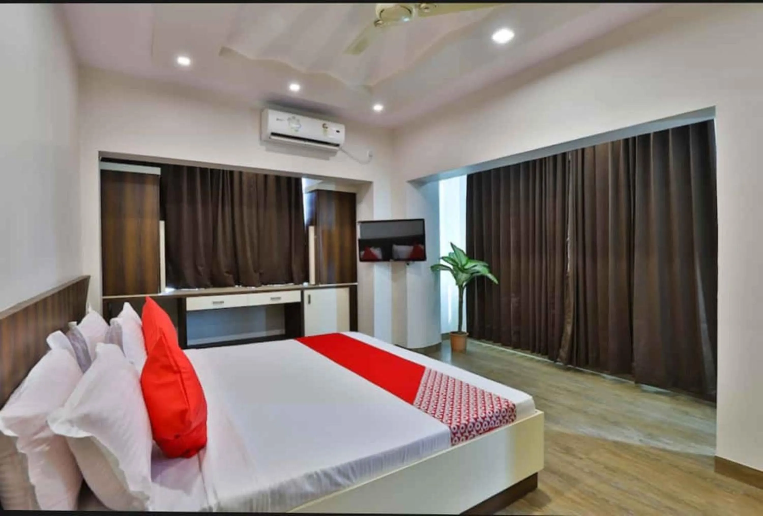Photo of the whole room, Bed in HOTEL CENTRE POINT