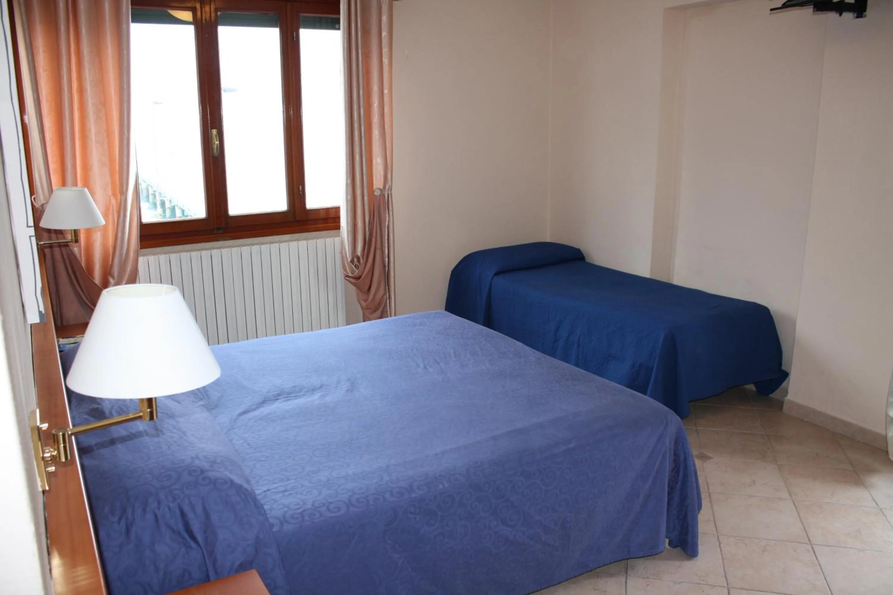 Bedroom, Bed in Albergo Ristorante Punta Dell'Est