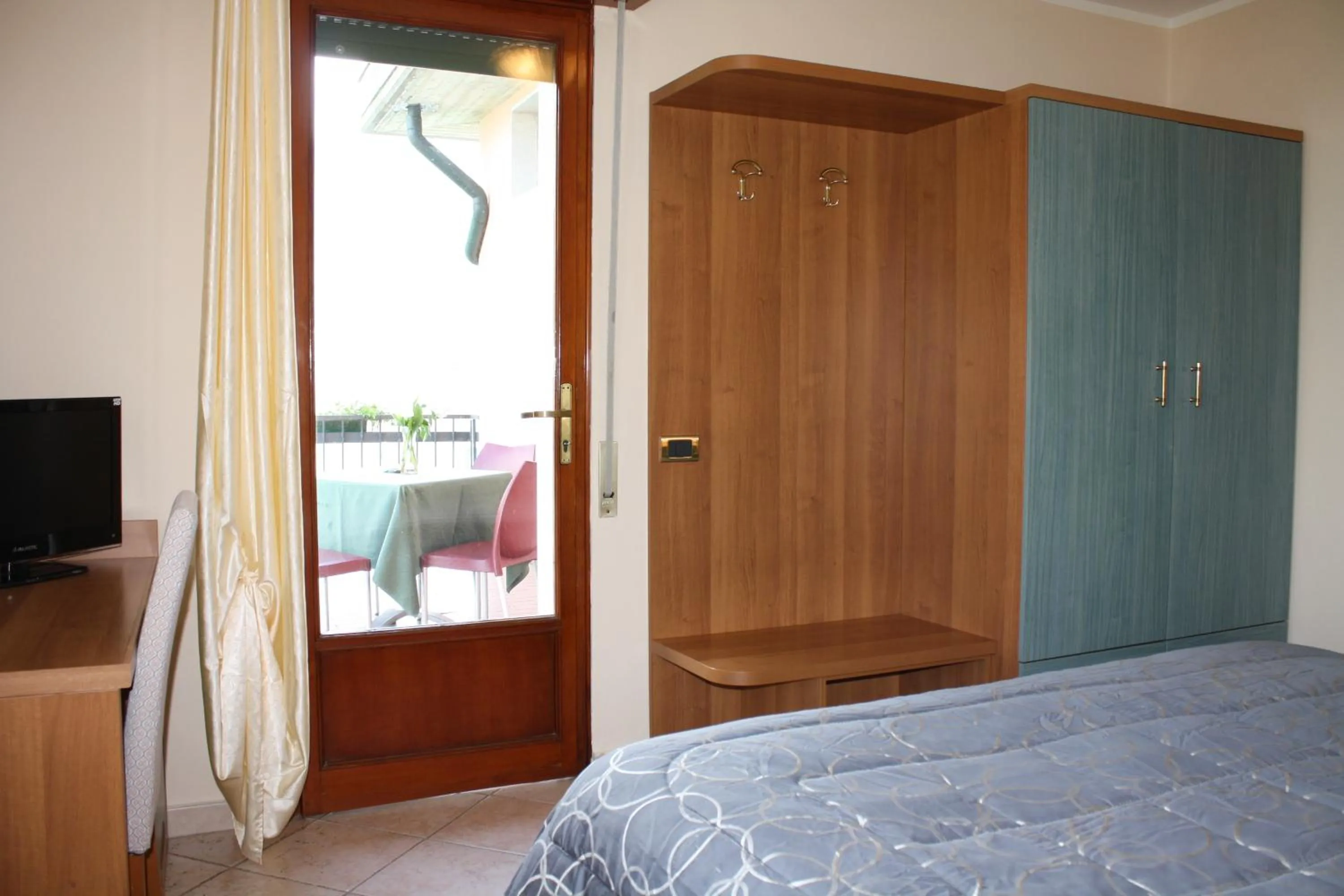 Balcony/Terrace, Bed in Albergo Ristorante Punta Dell'Est