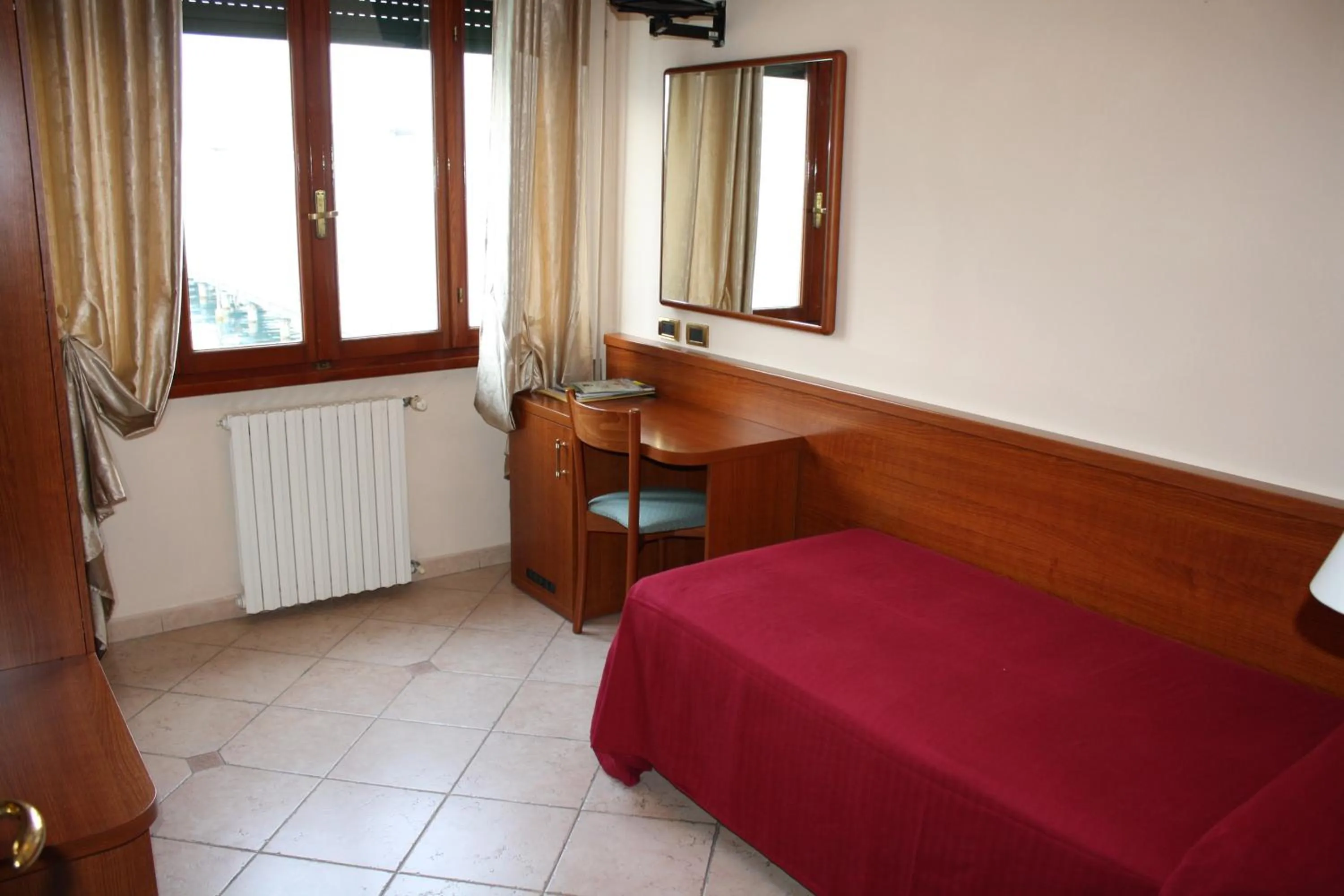 Bedroom, Bed in Albergo Ristorante Punta Dell'Est