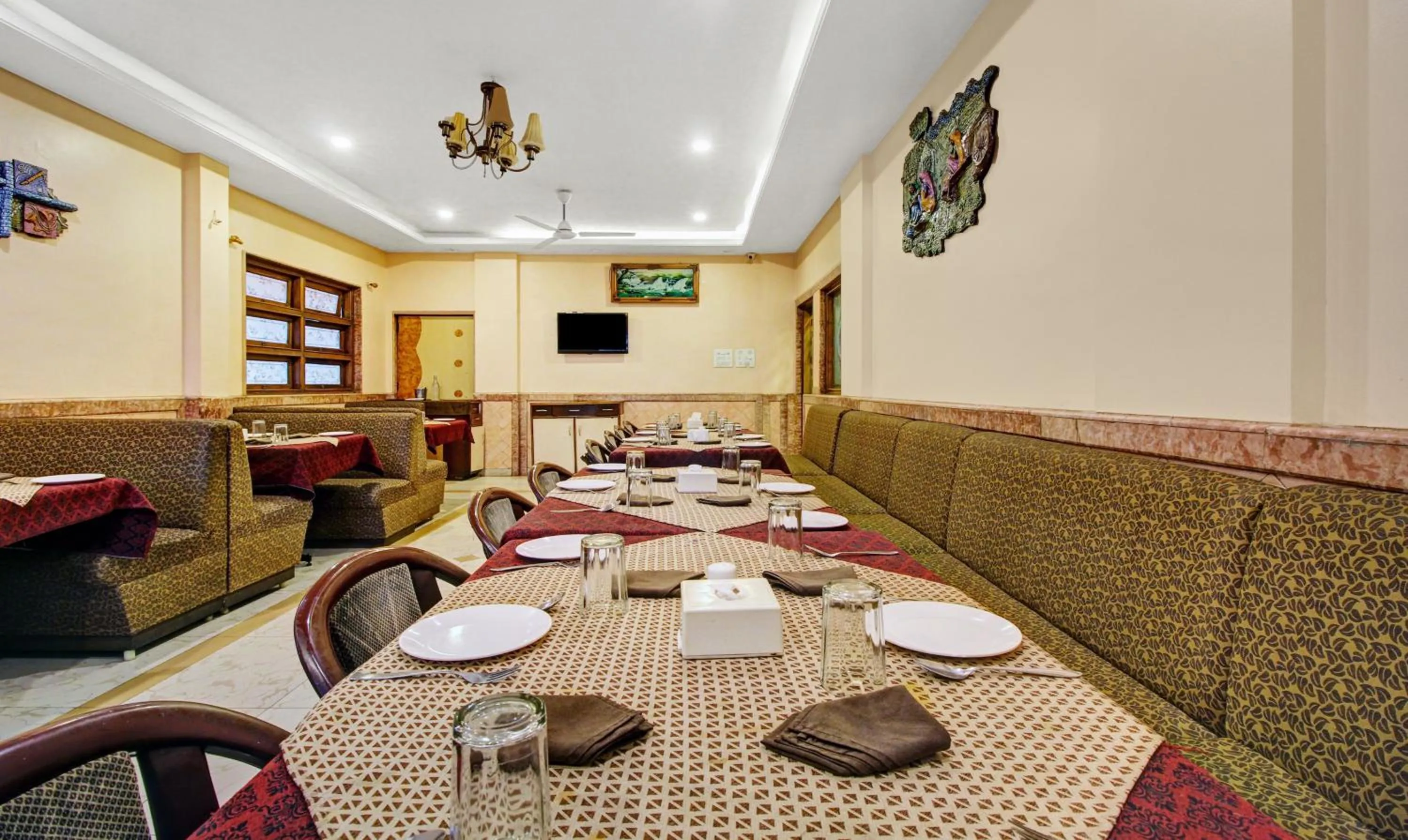 Restaurant/places to eat in Treebo Eagle Executive