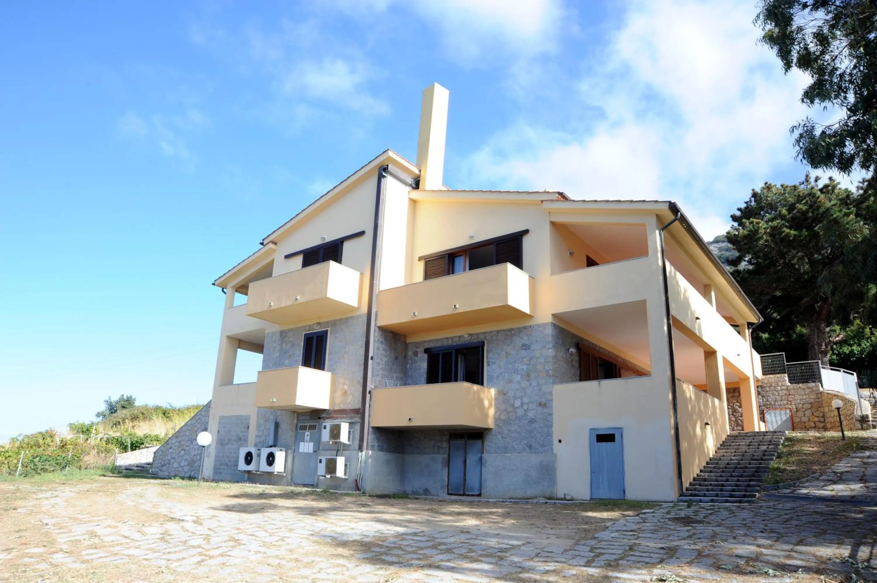 Property building in Il Castagno