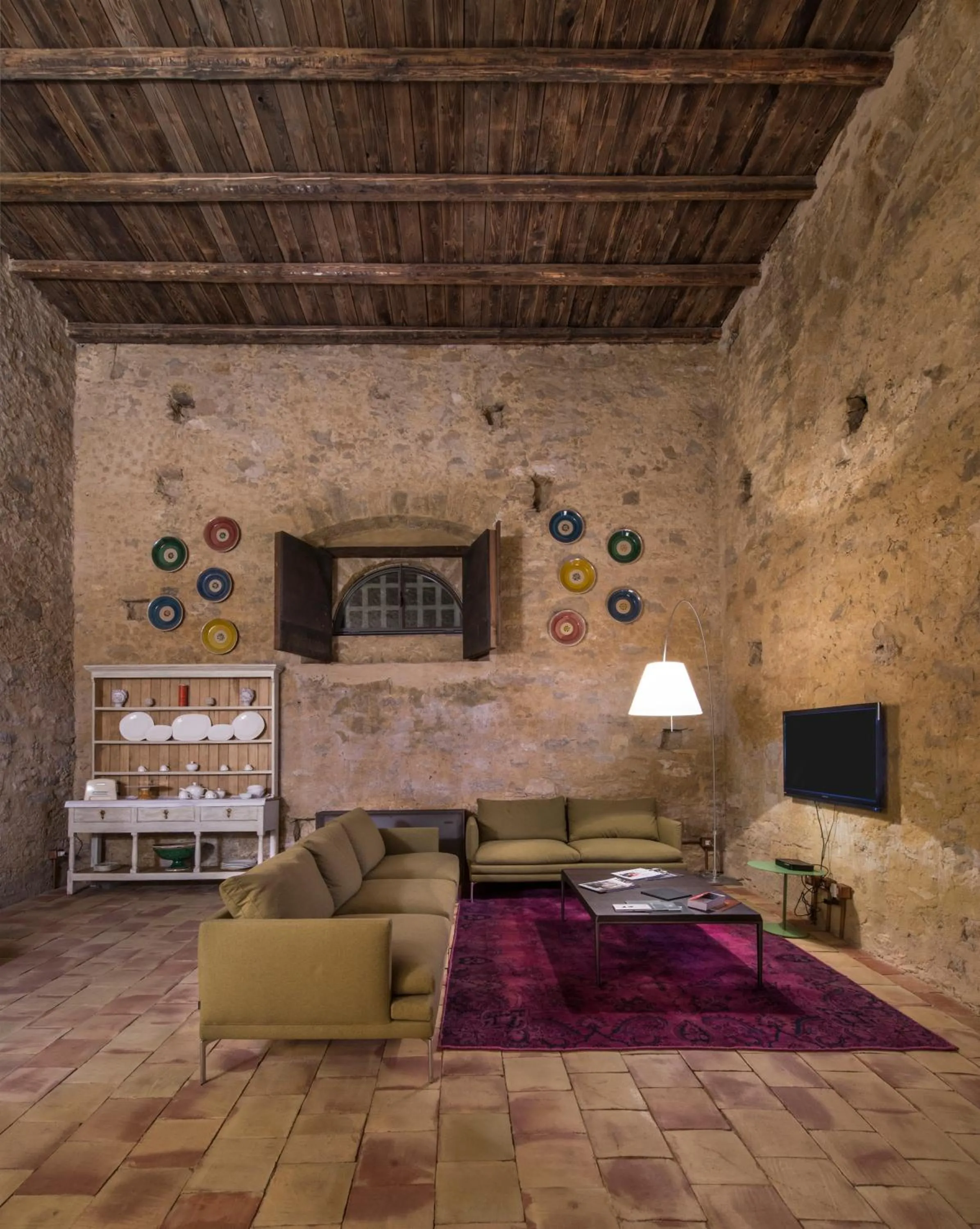 Communal lounge/ TV room in Wine Relais Feudi Del Pisciotto