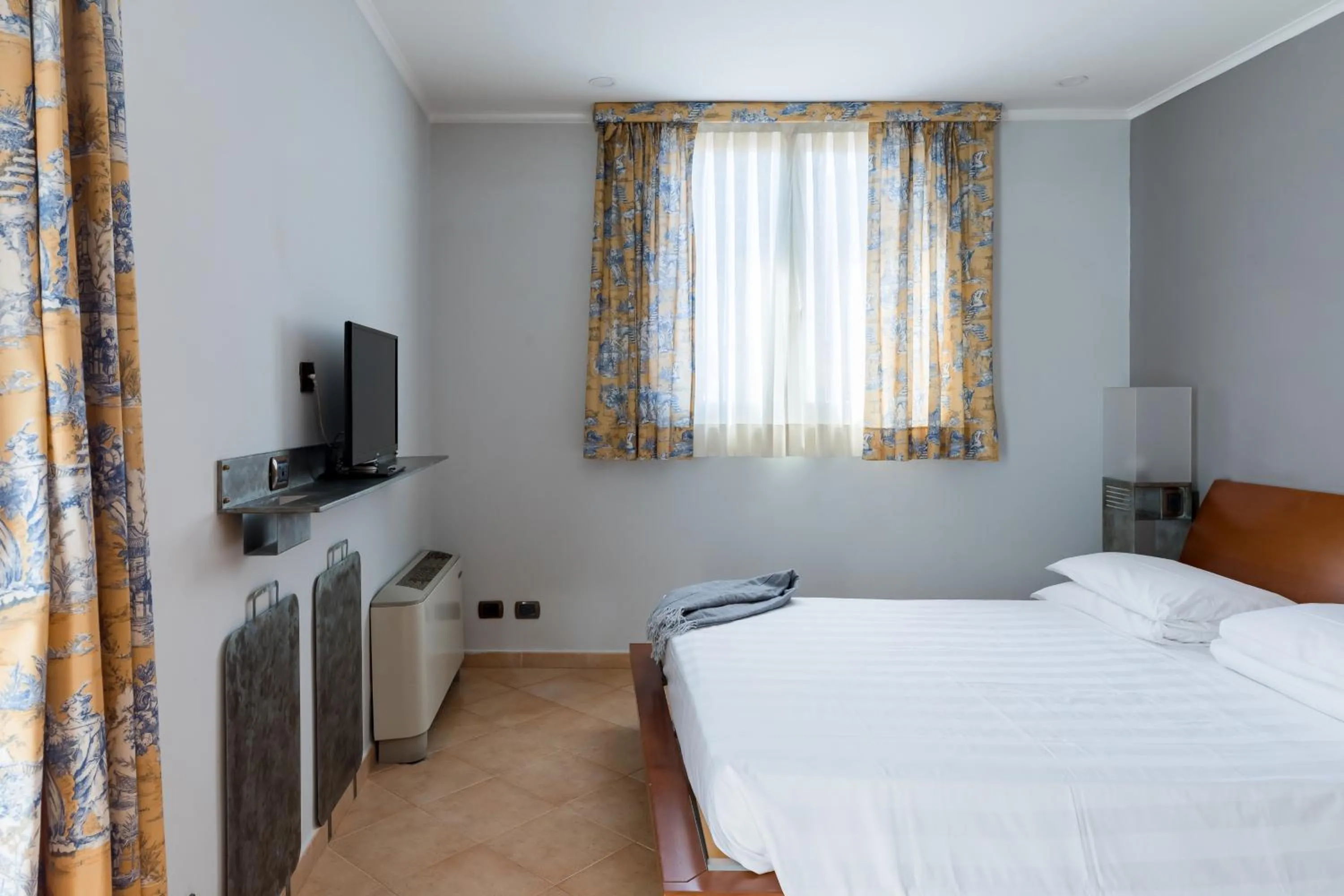 Crosti Apartments