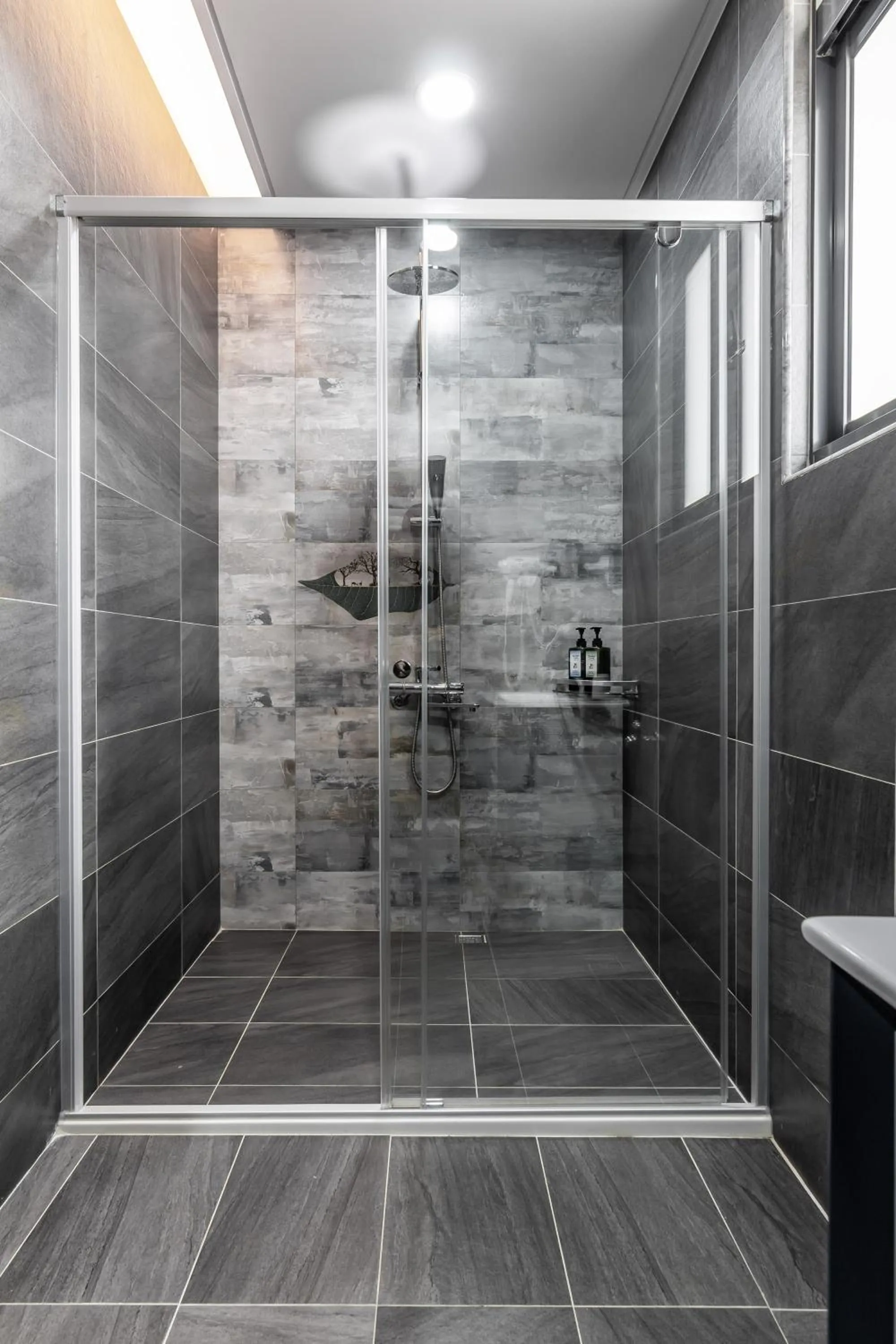 Shower in Meets Anping