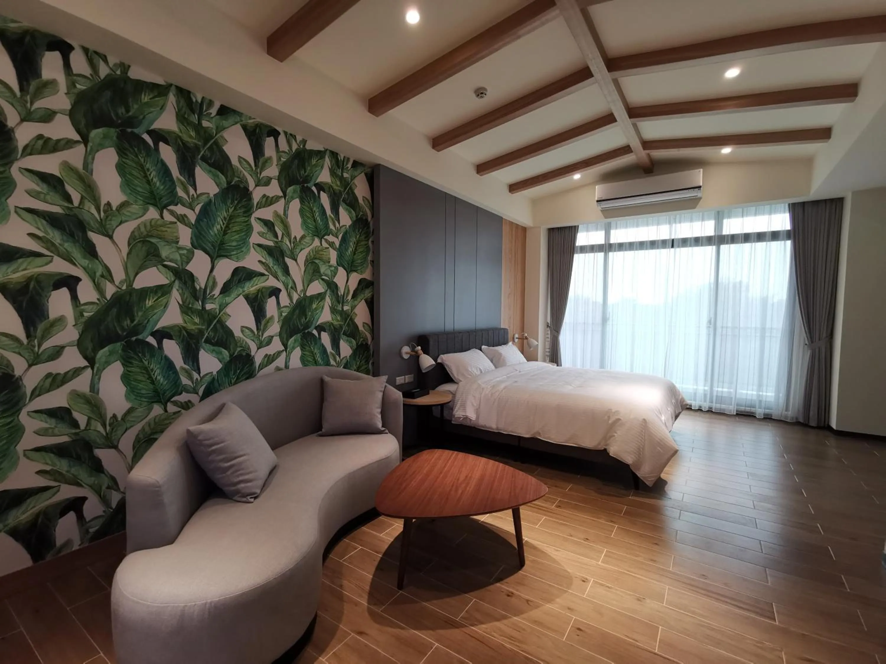 Photo of the whole room, Bed in Meets Anping