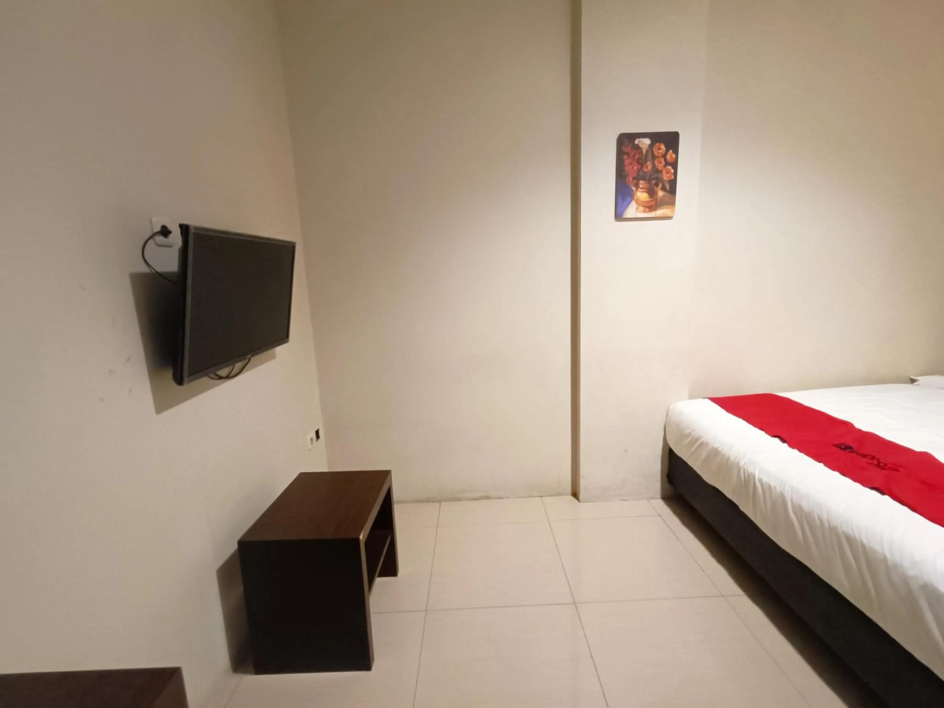 Bed in RedDoorz At Rids Hotel Manado