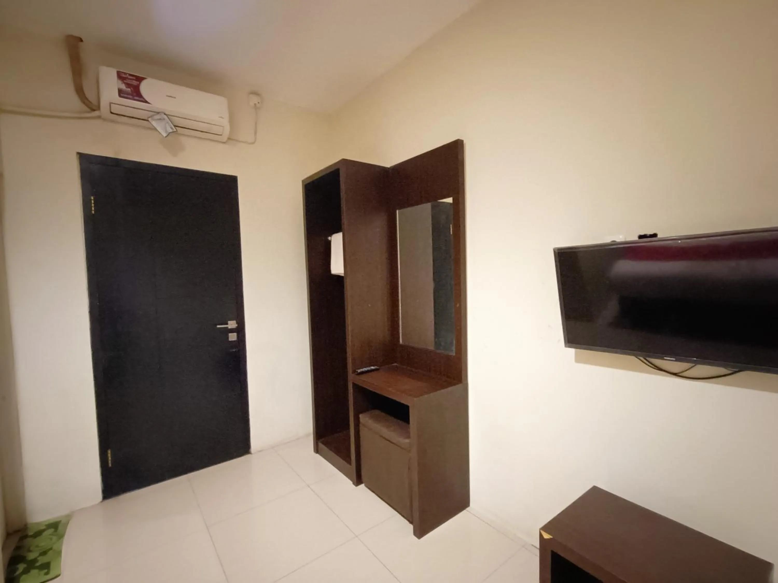 Bedroom, TV/Entertainment Center in RedDoorz At Rids Hotel Manado