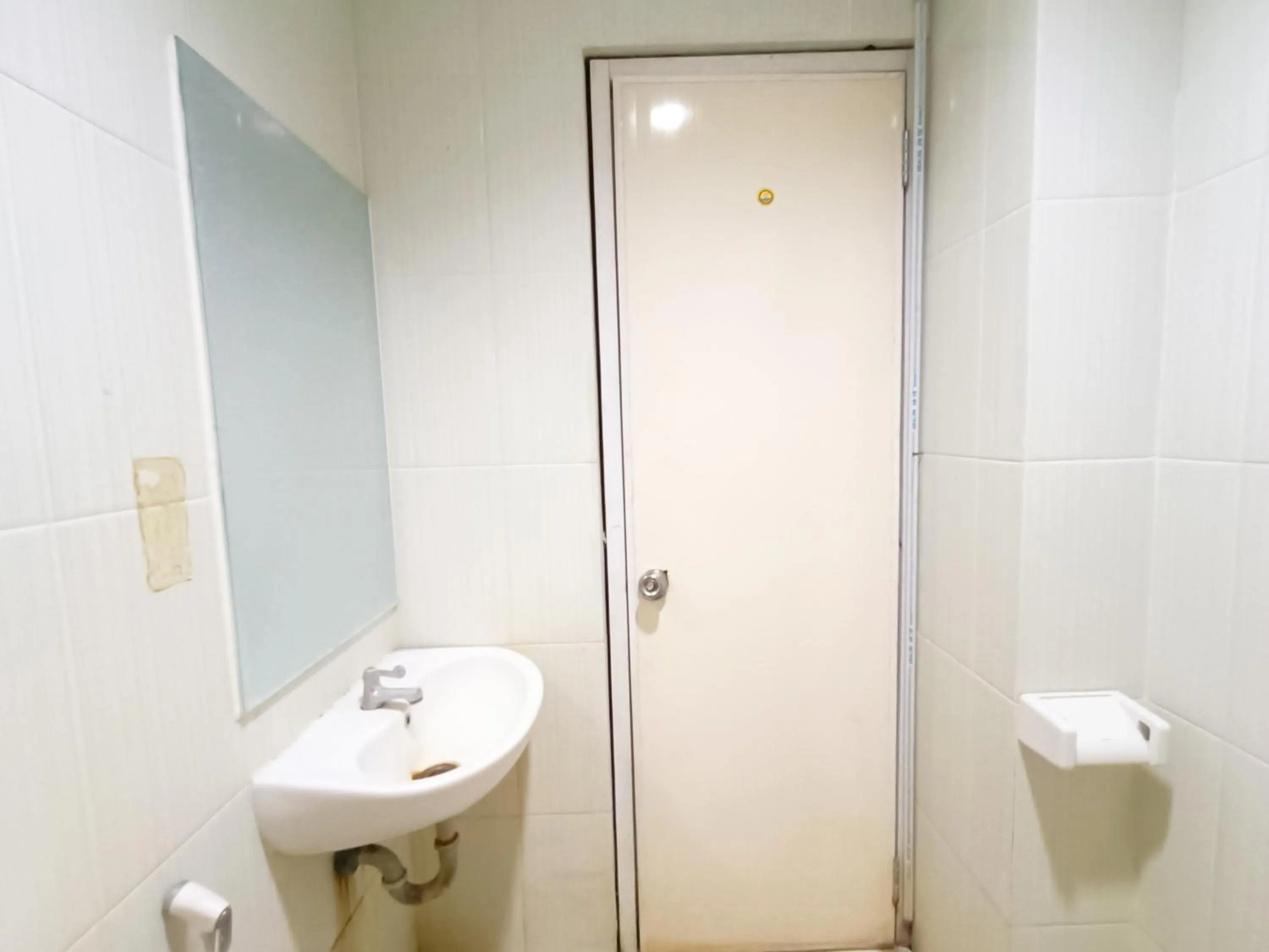 Bathroom in RedDoorz At Rids Hotel Manado