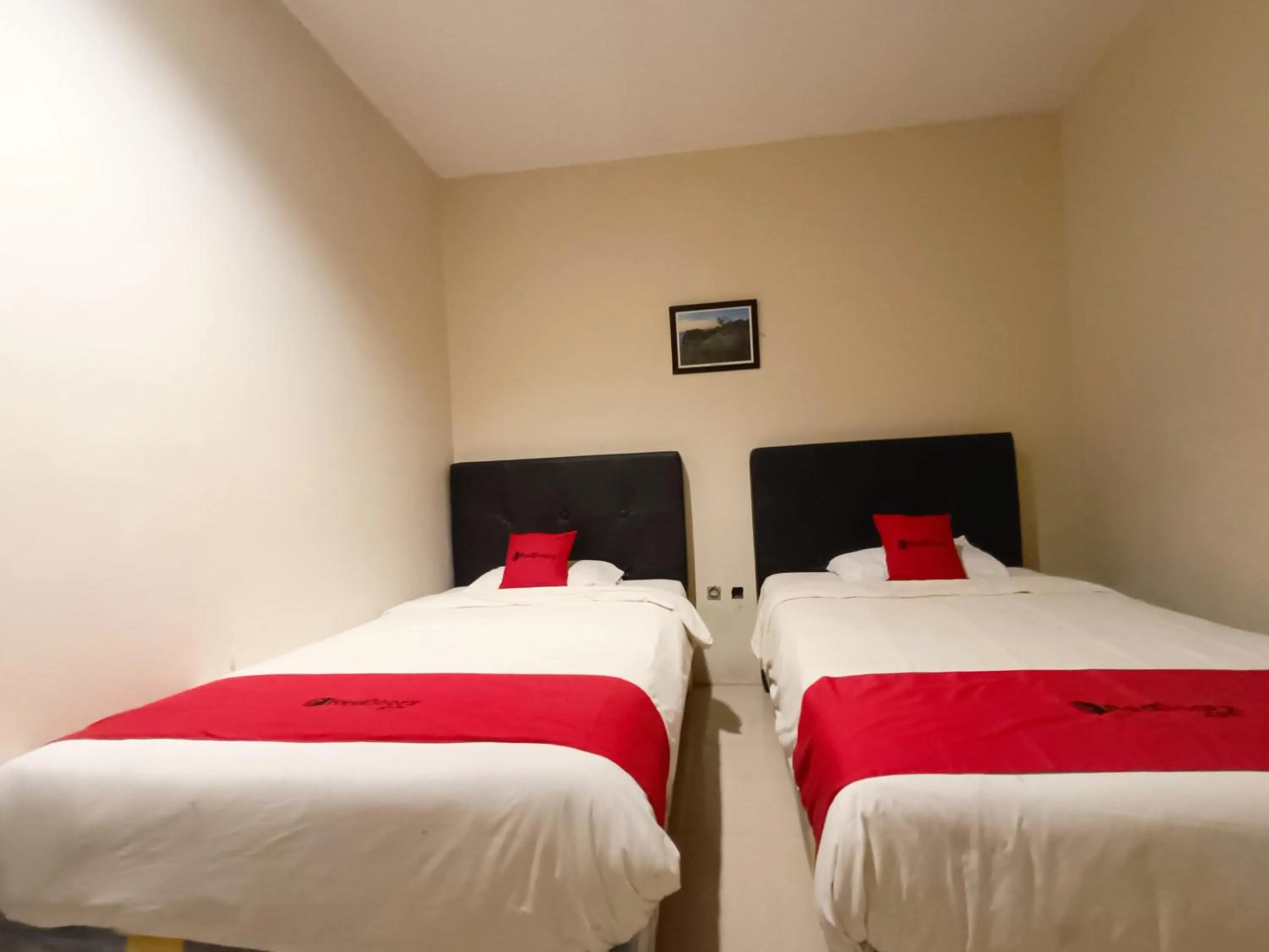 Bed in RedDoorz At Rids Hotel Manado