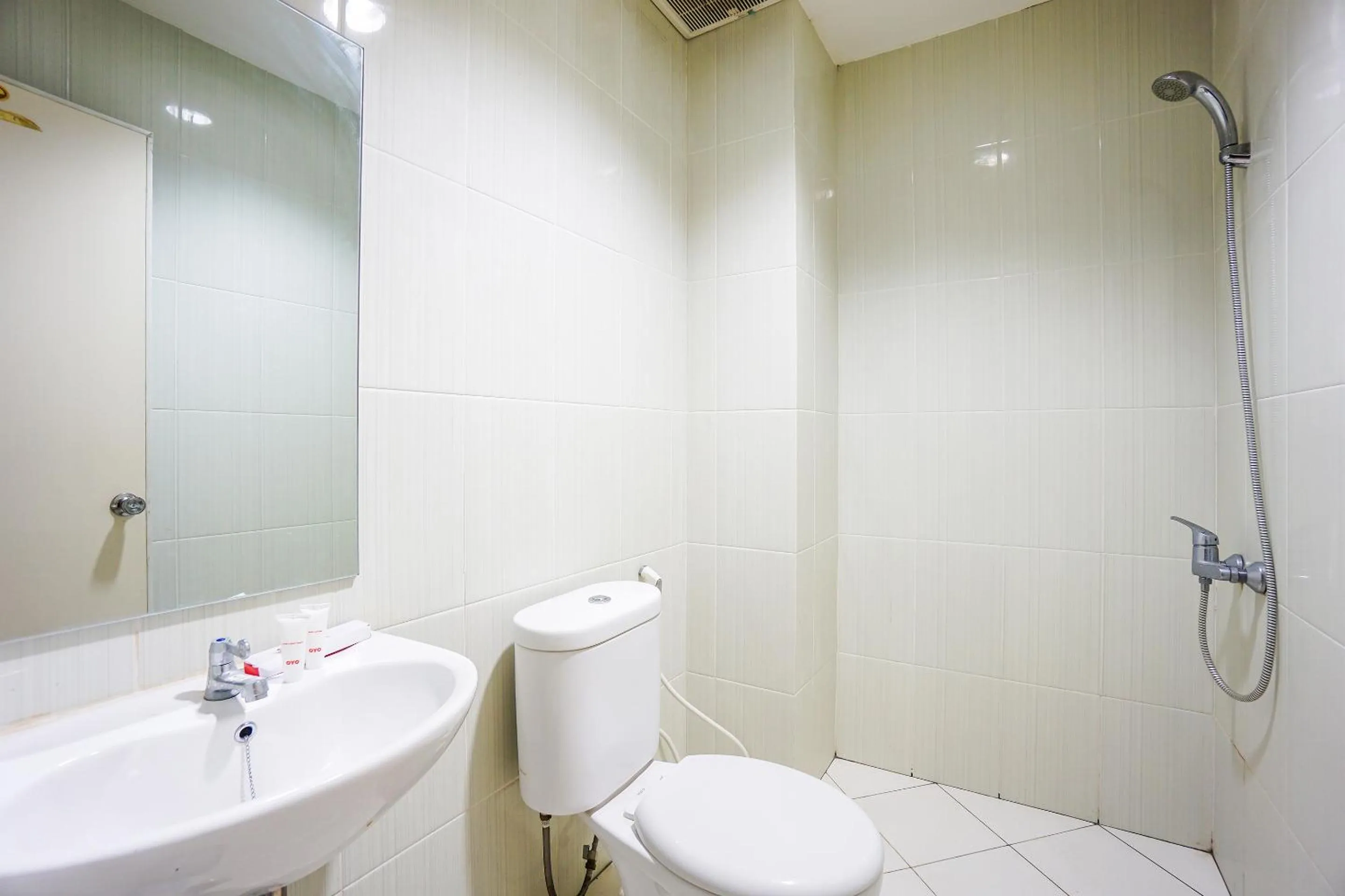 Bathroom in Hotel O Makassar near Gereja Advent Tikala Baru formerly Rid's Hotel