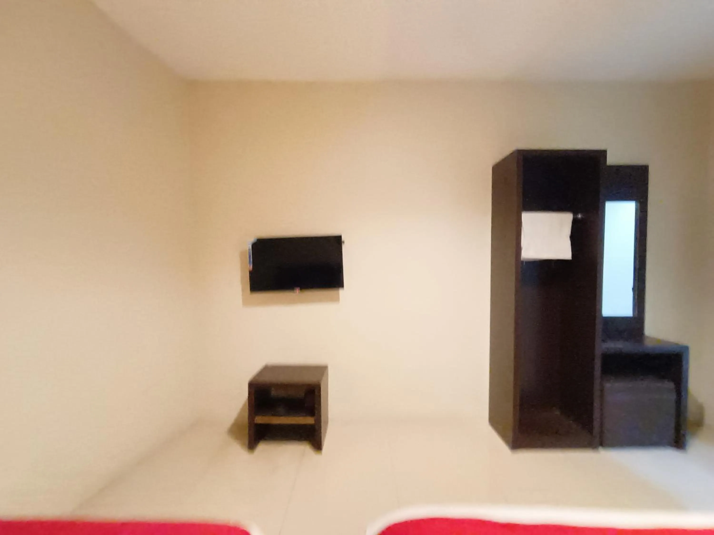 Bed, TV/Entertainment Center in RedDoorz At Rids Hotel Manado