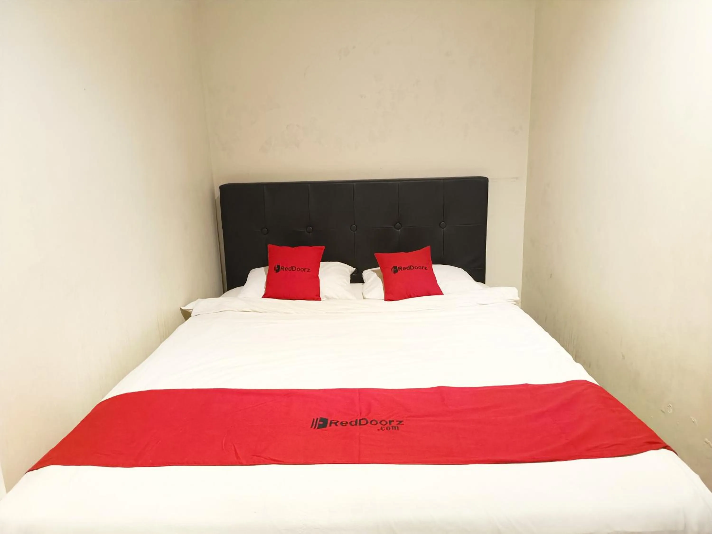 Bed in RedDoorz At Rids Hotel Manado