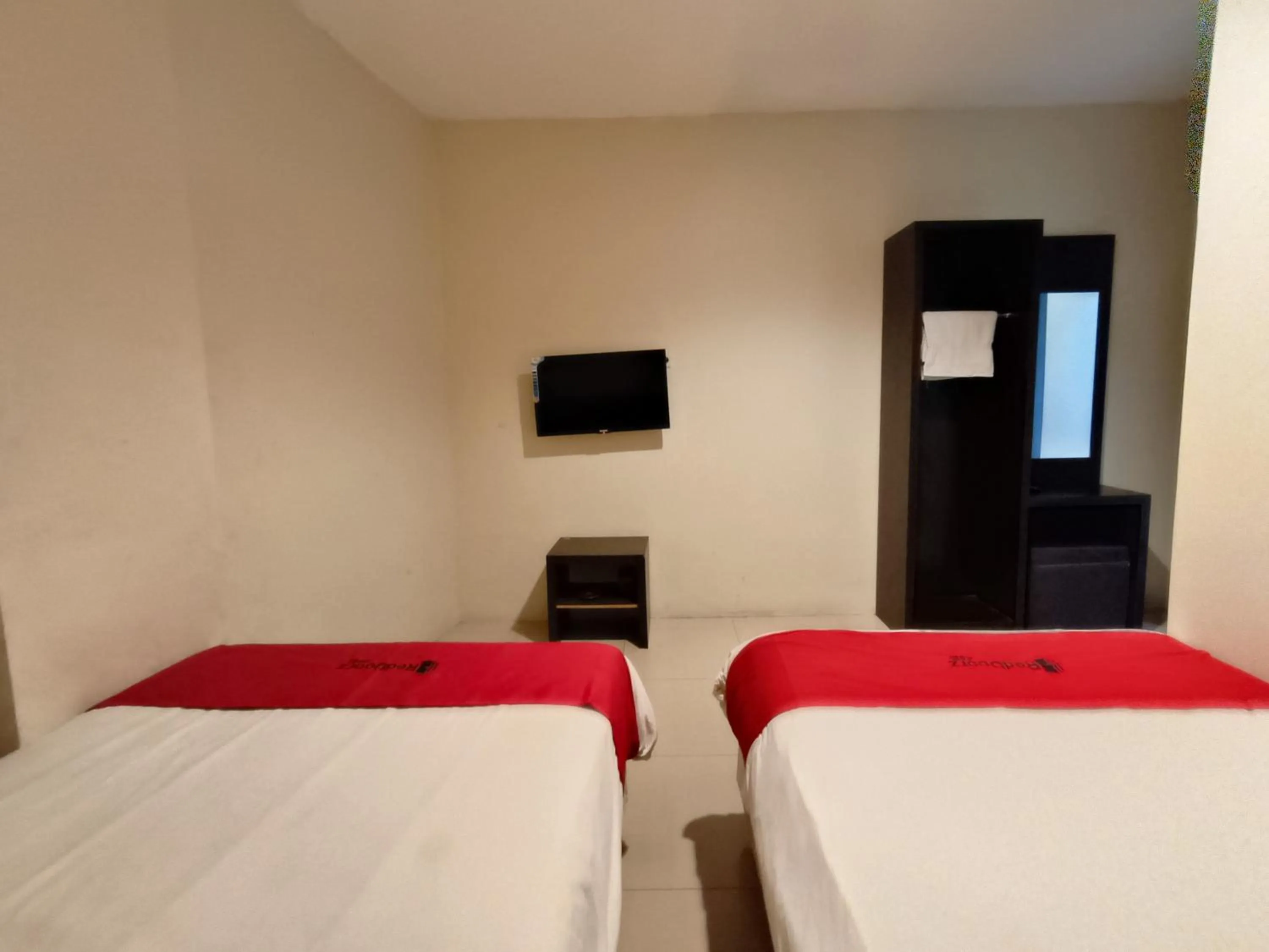 Bed in RedDoorz At Rids Hotel Manado