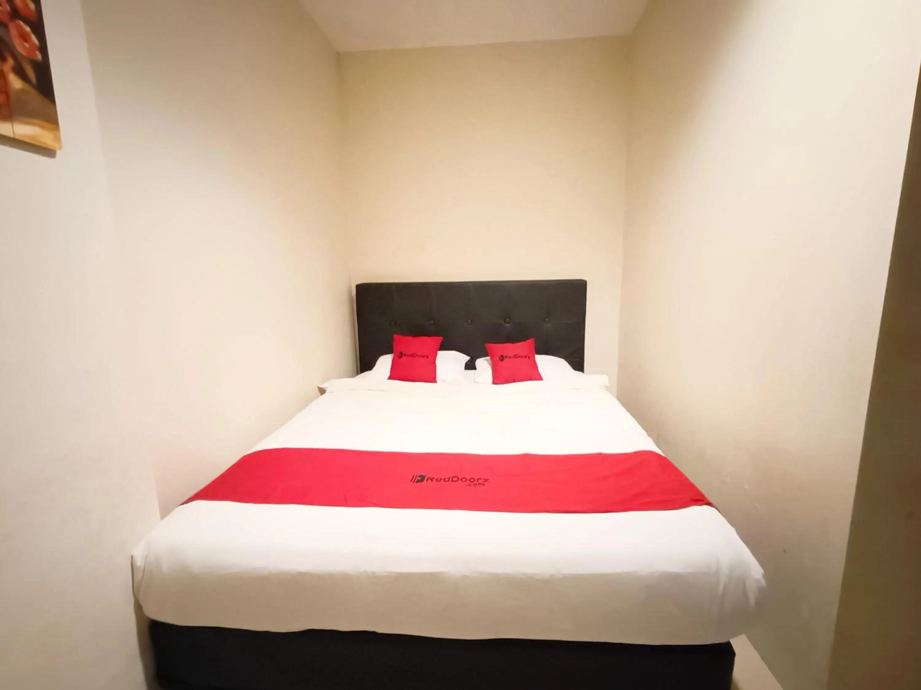 Bed in RedDoorz At Rids Hotel Manado