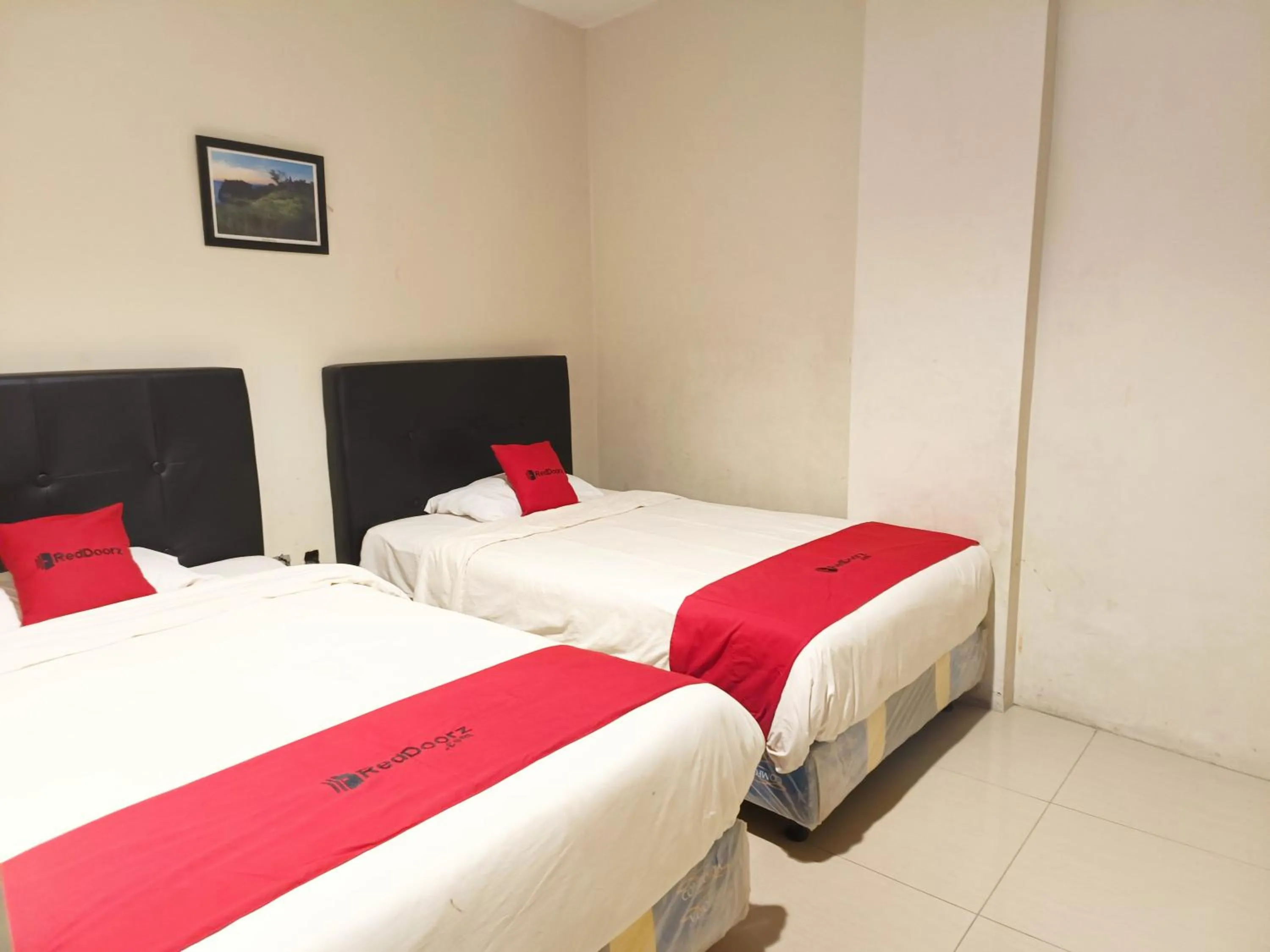 Bed in RedDoorz At Rids Hotel Manado