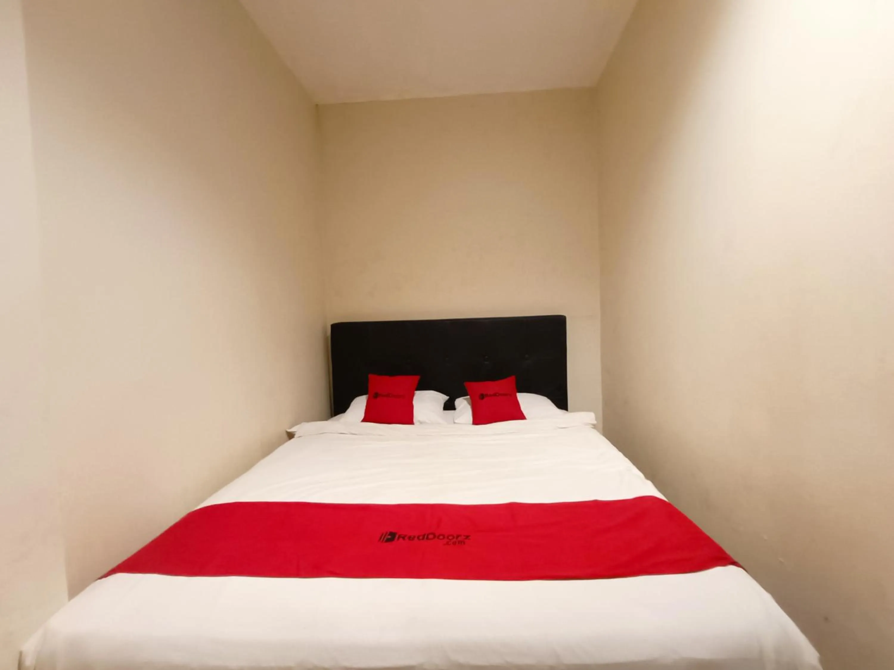 Bed in RedDoorz At Rids Hotel Manado