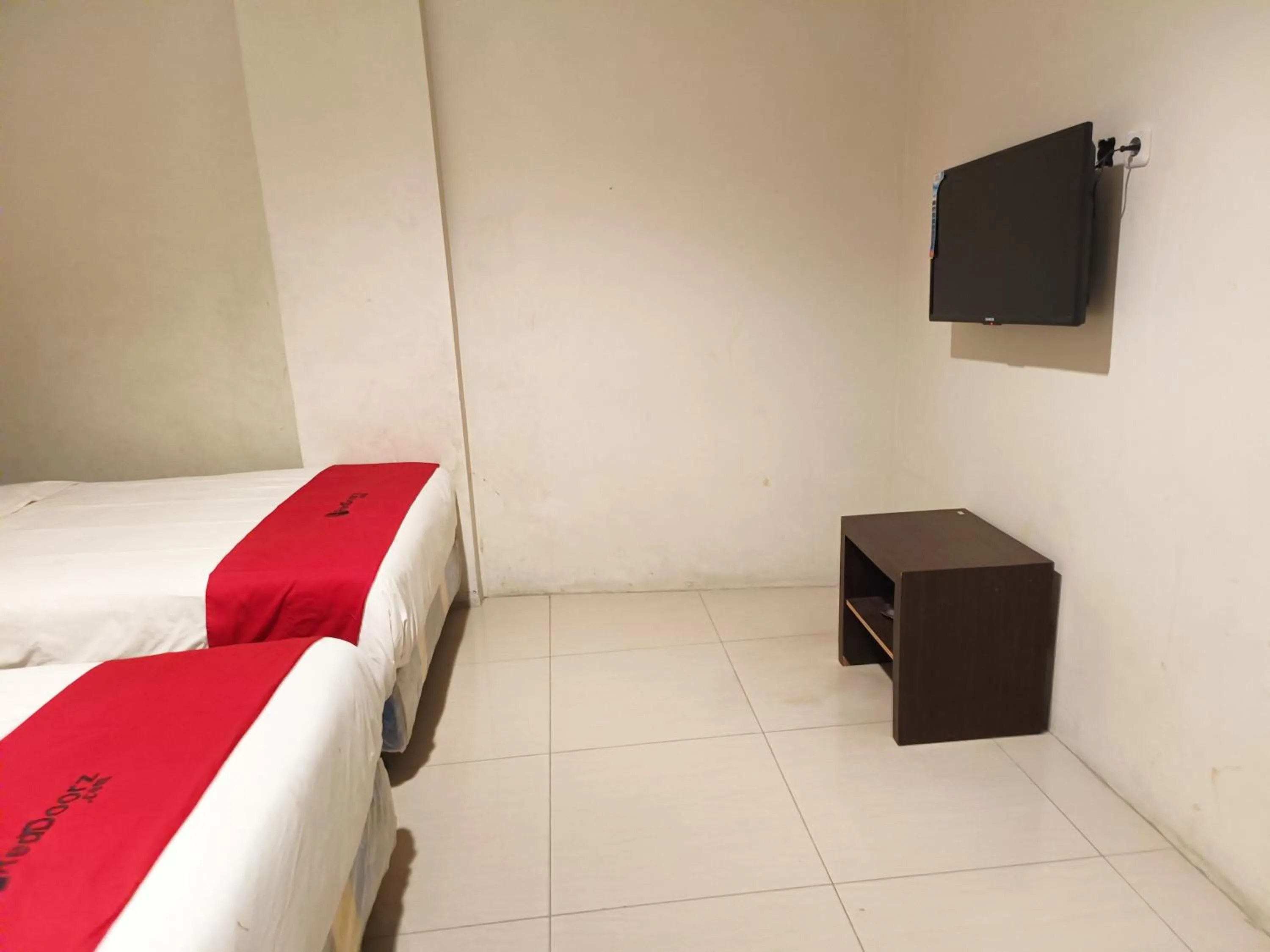 Bed in RedDoorz At Rids Hotel Manado