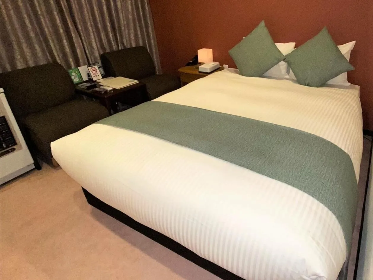 Bed in Roppongi Plaza Hotel