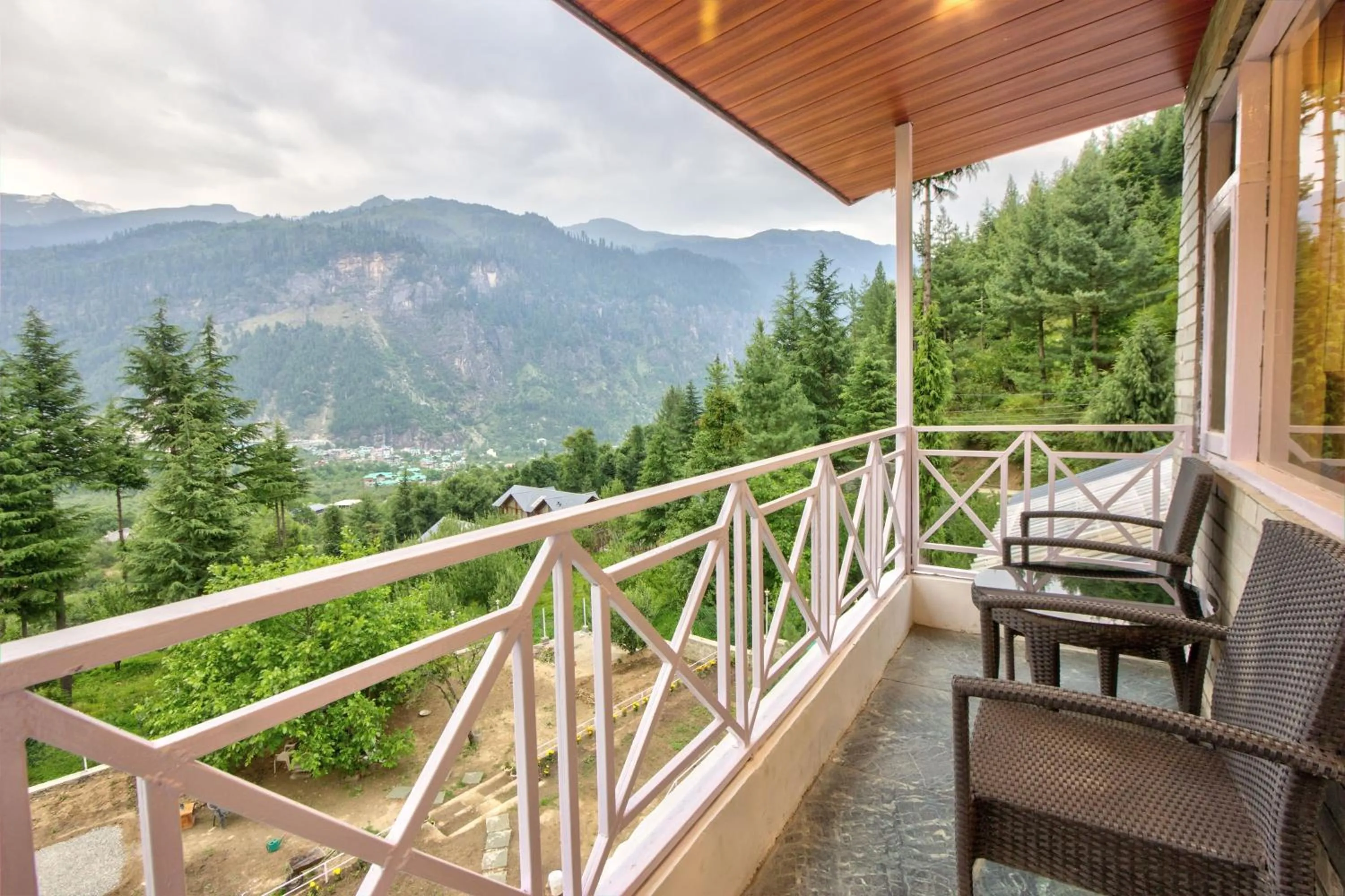 Balcony/Terrace in Baan by Snow City Farm