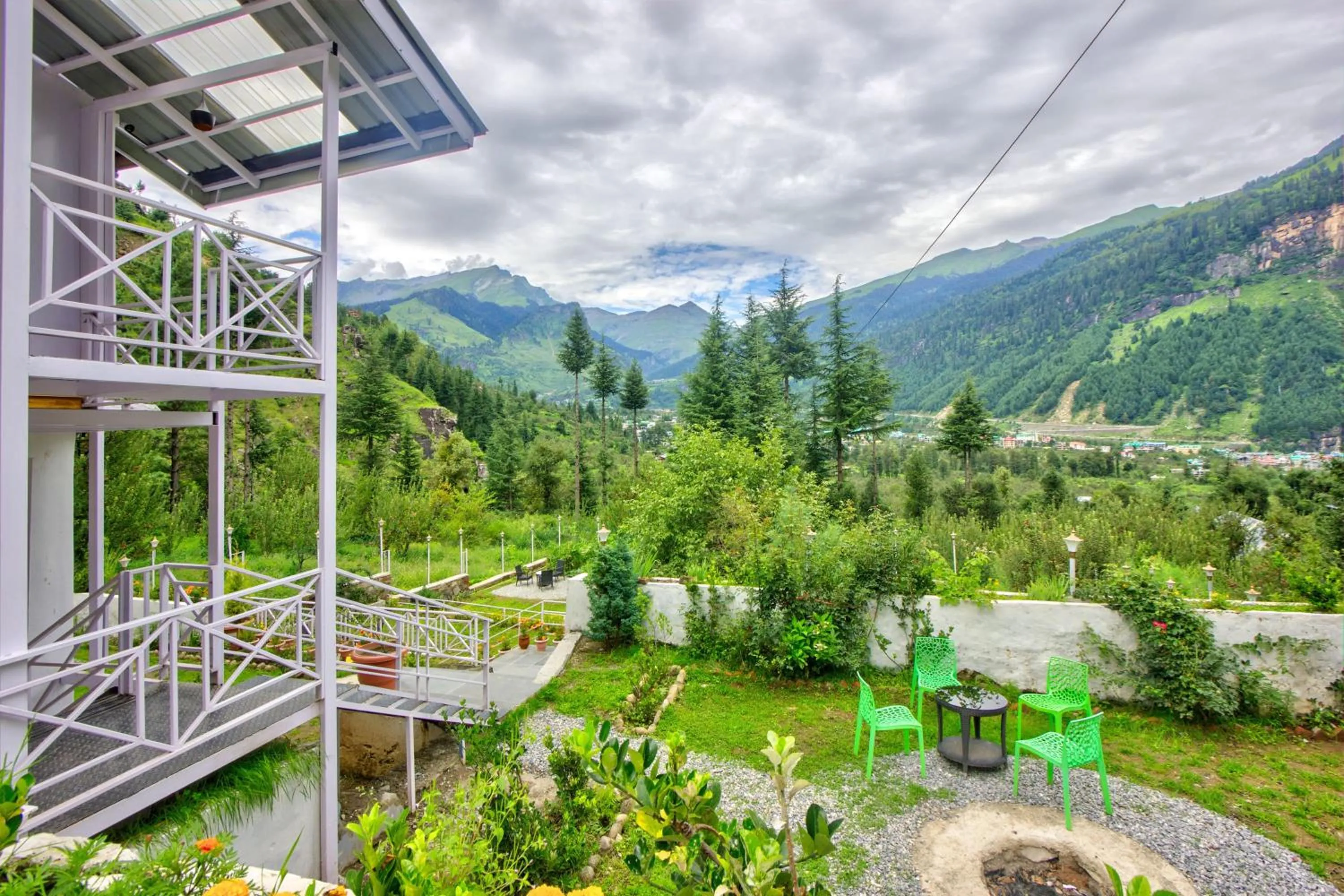 Garden view in Baan by Snow City Farm