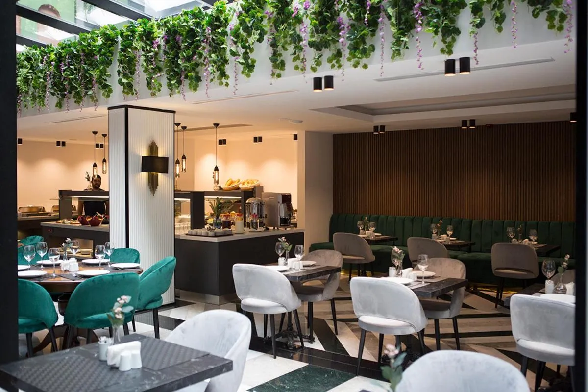 Restaurant/places to eat in Emens hotel