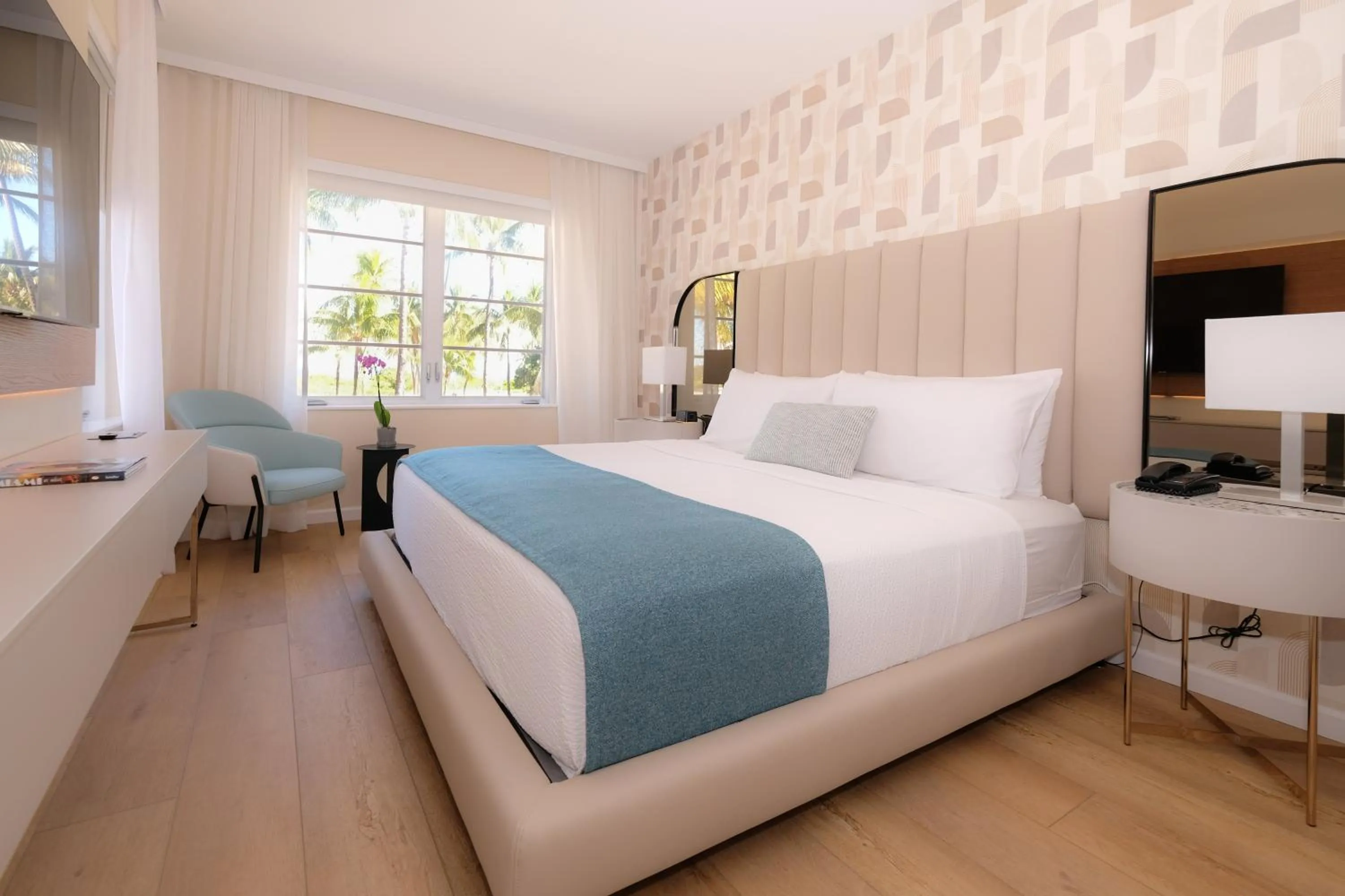 Photo of the whole room, Bed in Avalon Hotel